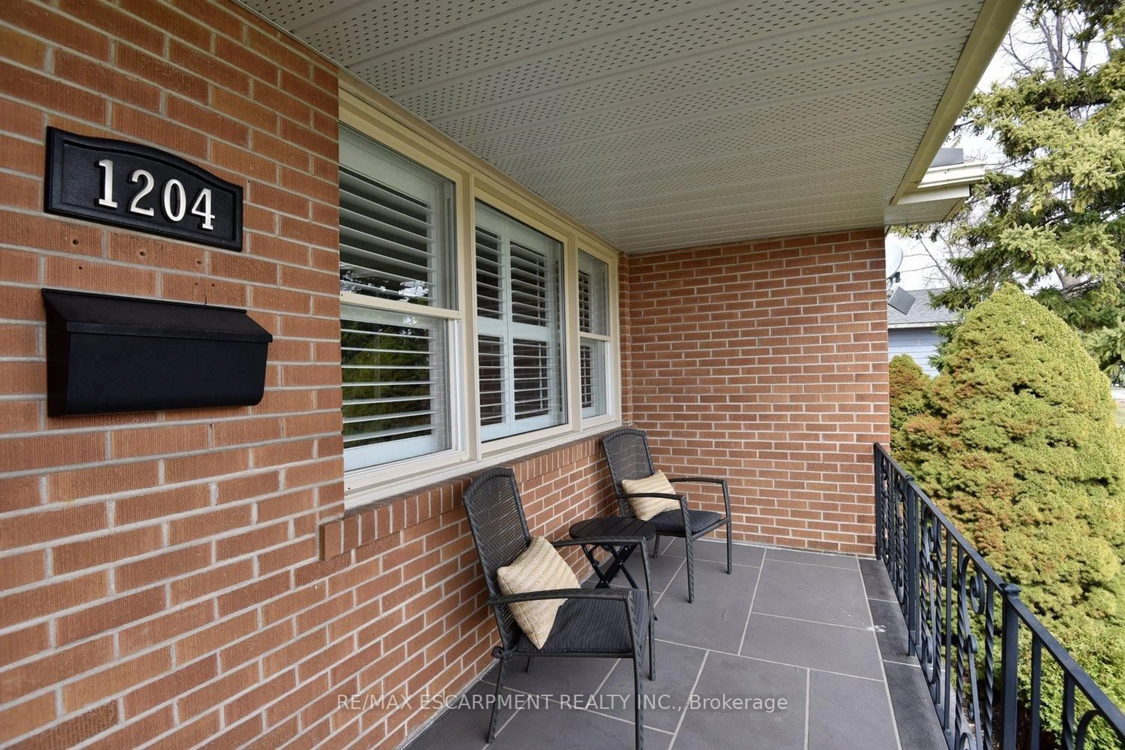 Patio, street for 1204 Tavistock Dr, Burlington Ontario L7P 2N5