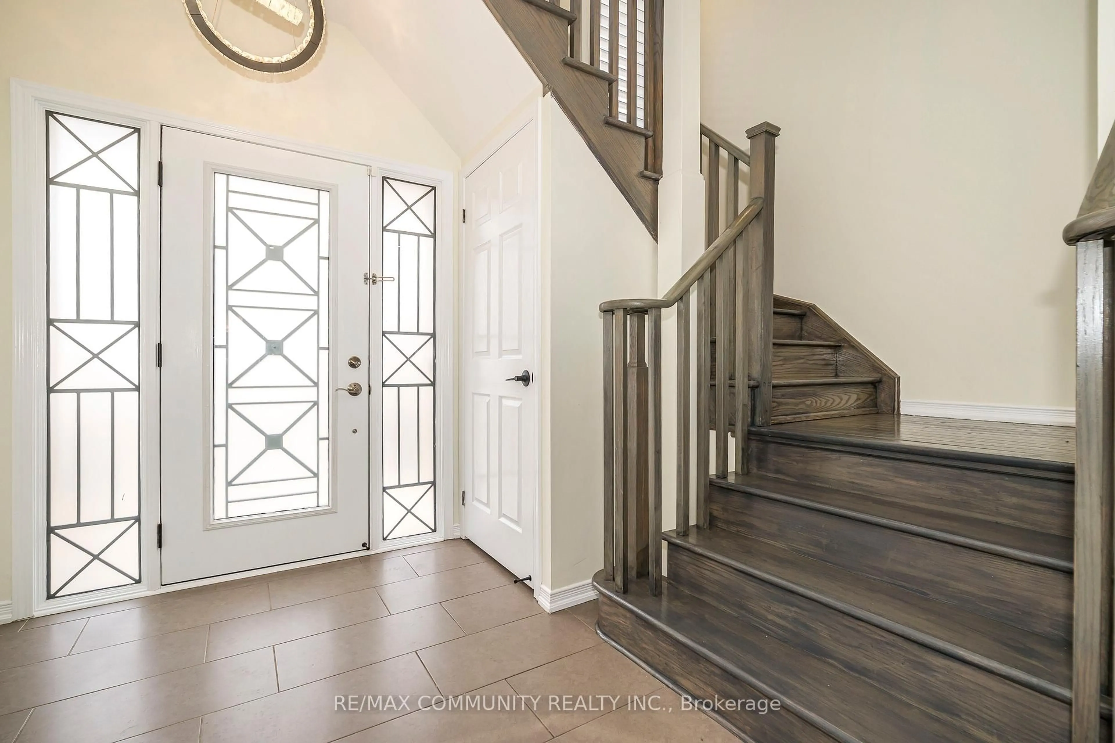 Indoor entryway for 2057 Cliff Rd, Mississauga Ontario L5A 2N6