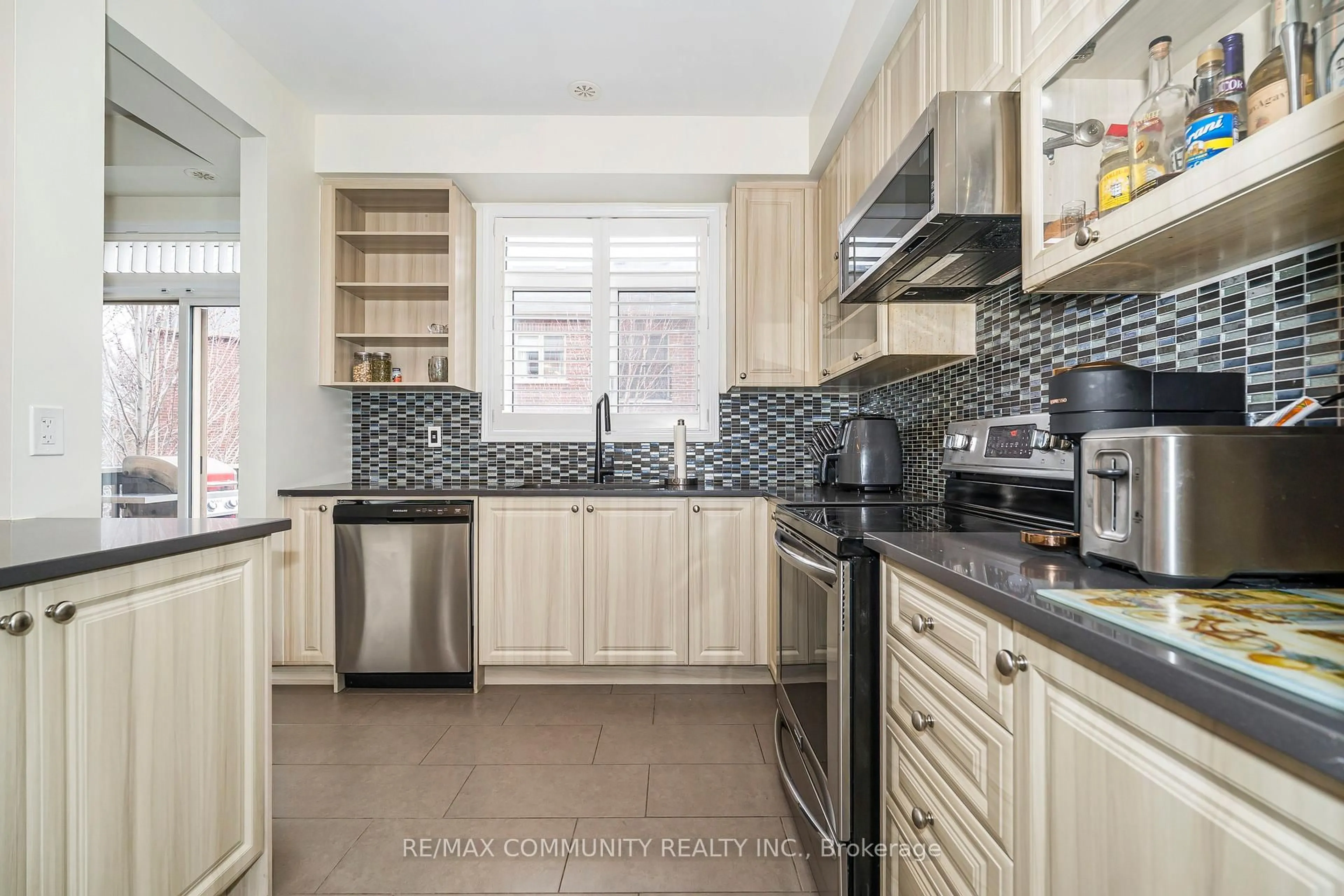 Unknown for 2057 Cliff Rd, Mississauga Ontario L5A 2N6