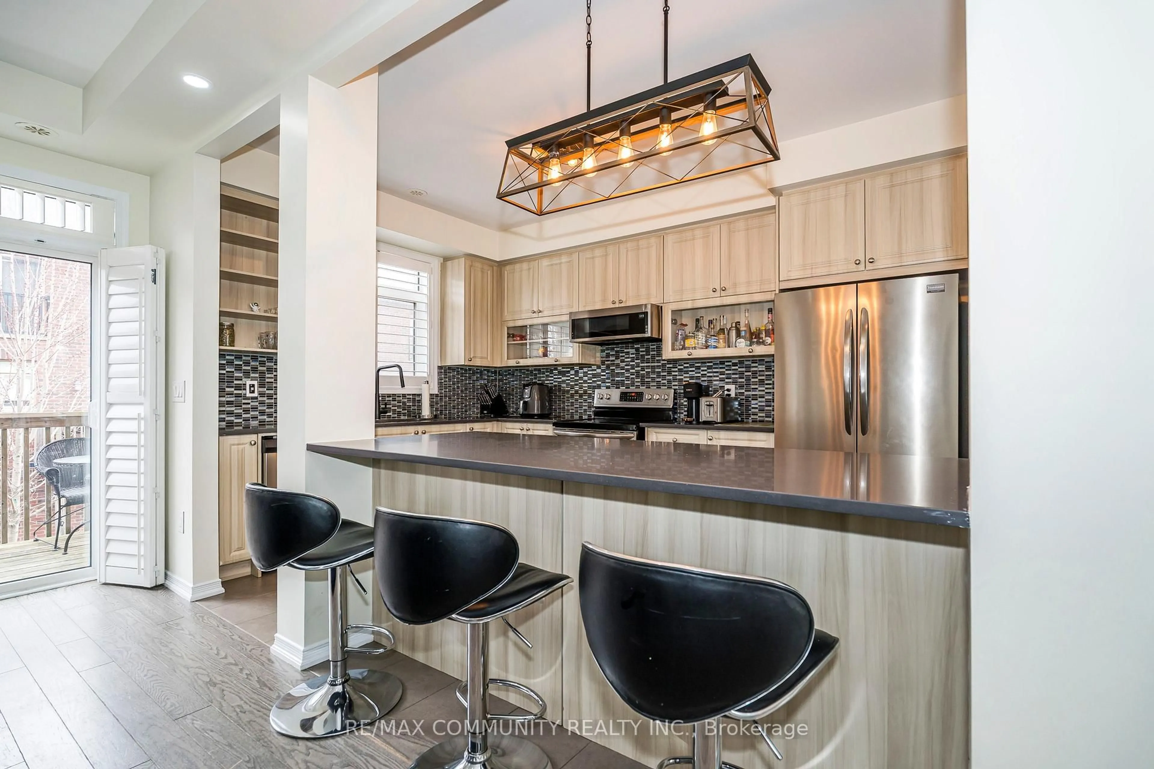 Contemporary kitchen, unknown for 2057 Cliff Rd, Mississauga Ontario L5A 2N6