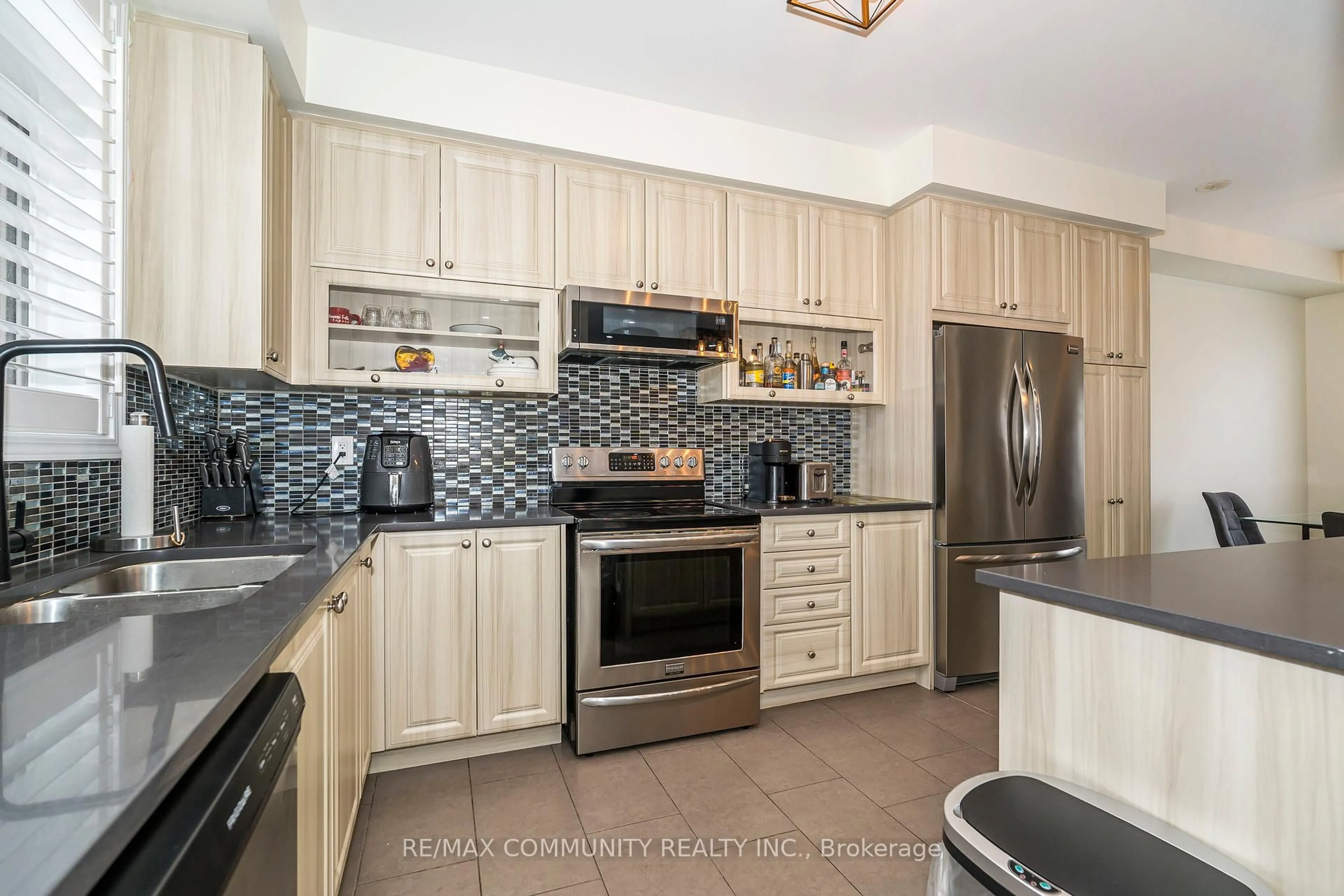 Unknown for 2057 Cliff Rd, Mississauga Ontario L5A 2N6