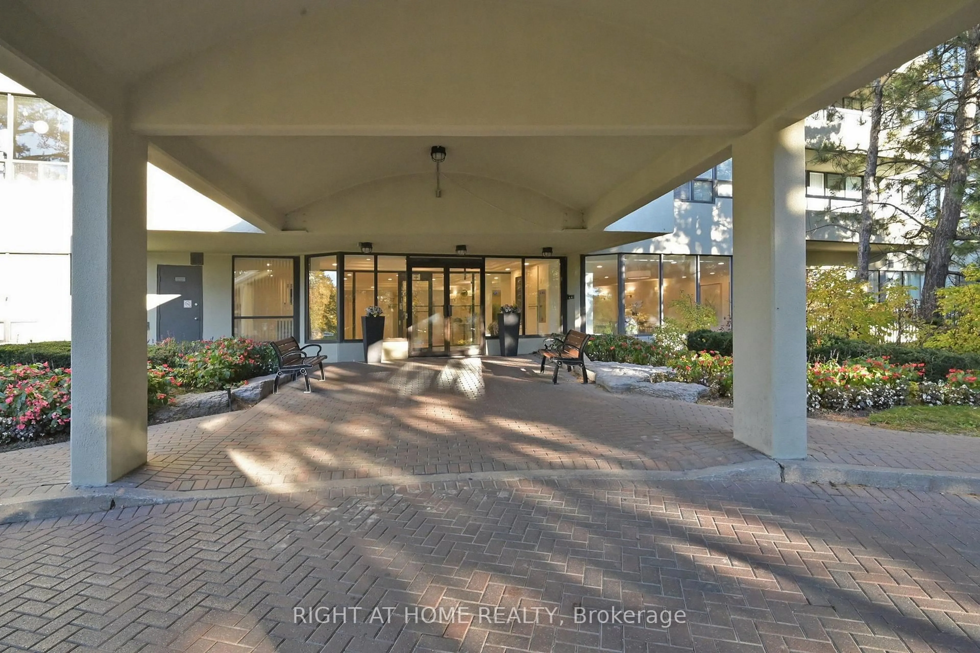 Indoor foyer for 22 Hanover Rd #2206, Brampton Ontario L6S 5K7