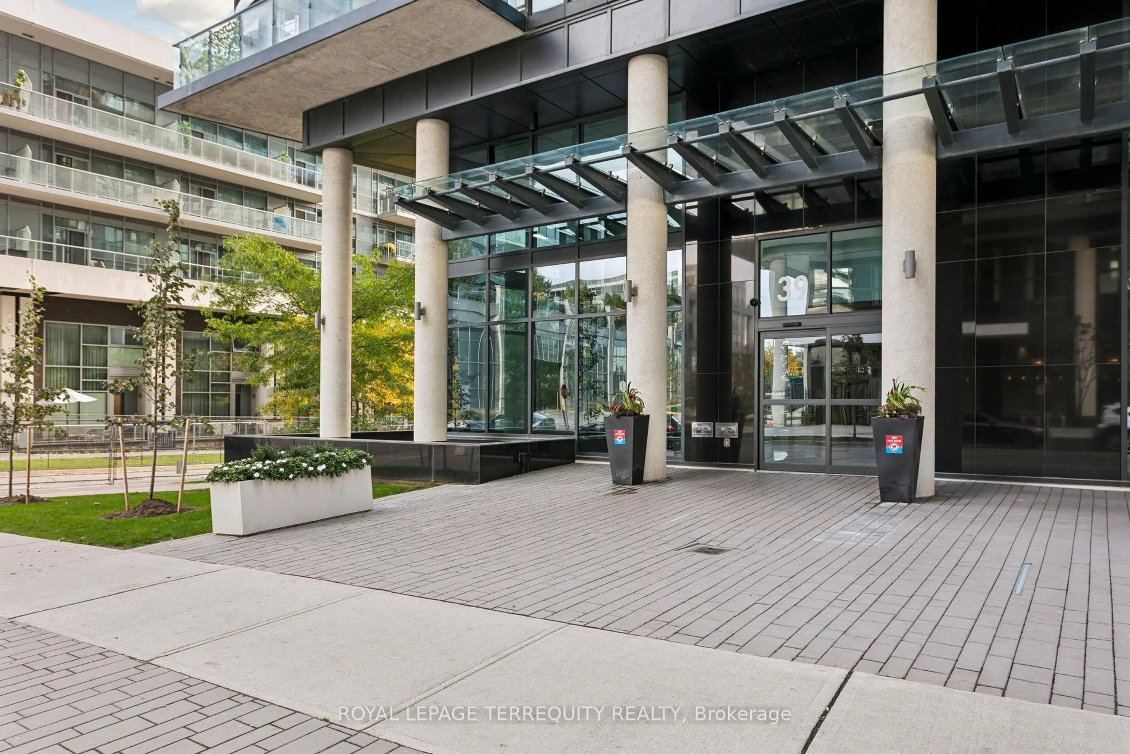 Indoor foyer for 39 Annie Craig Dr #1402, Toronto Ontario M8V 0H1