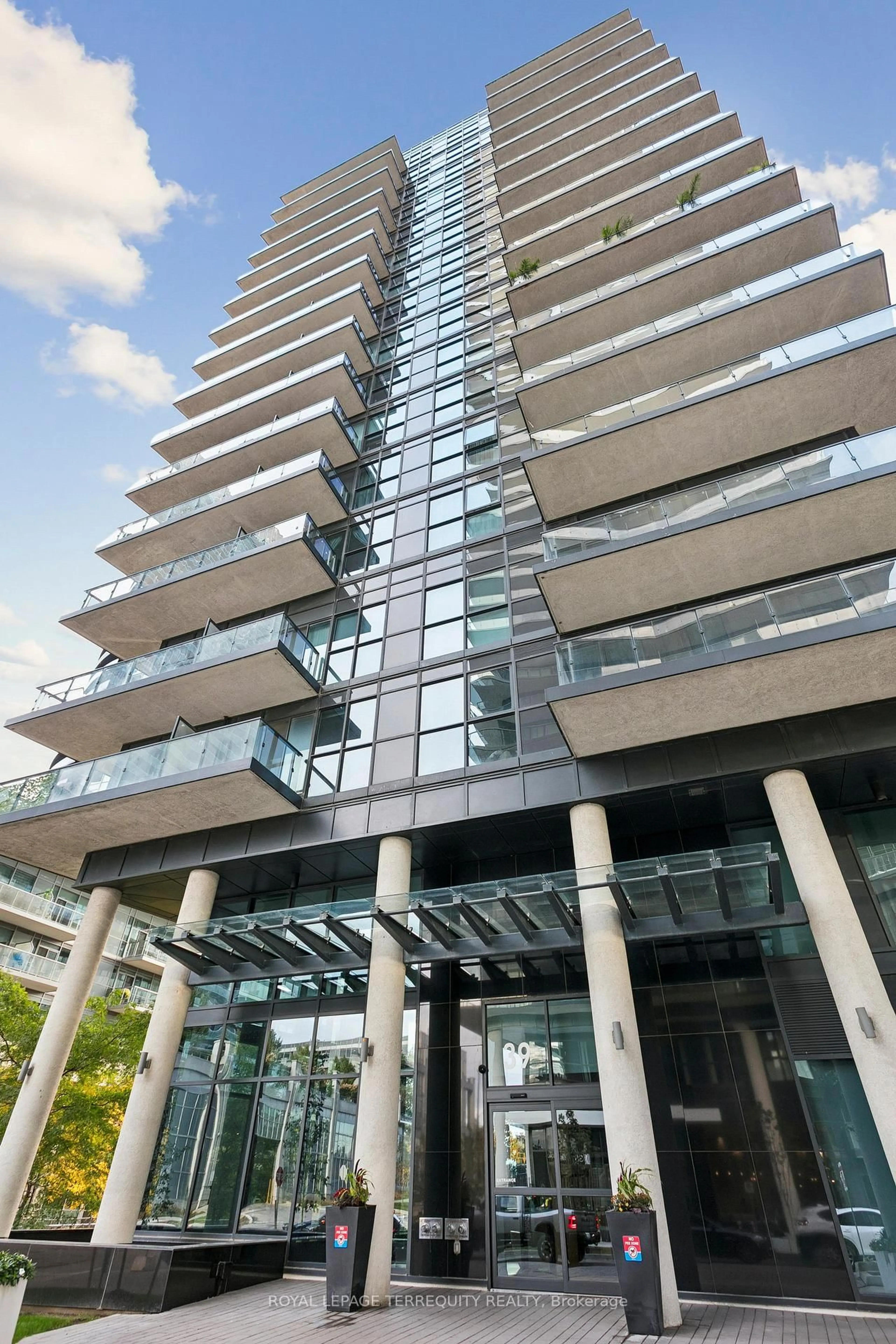 Indoor foyer for 39 Annie Craig Dr #1402, Toronto Ontario M8V 0H1