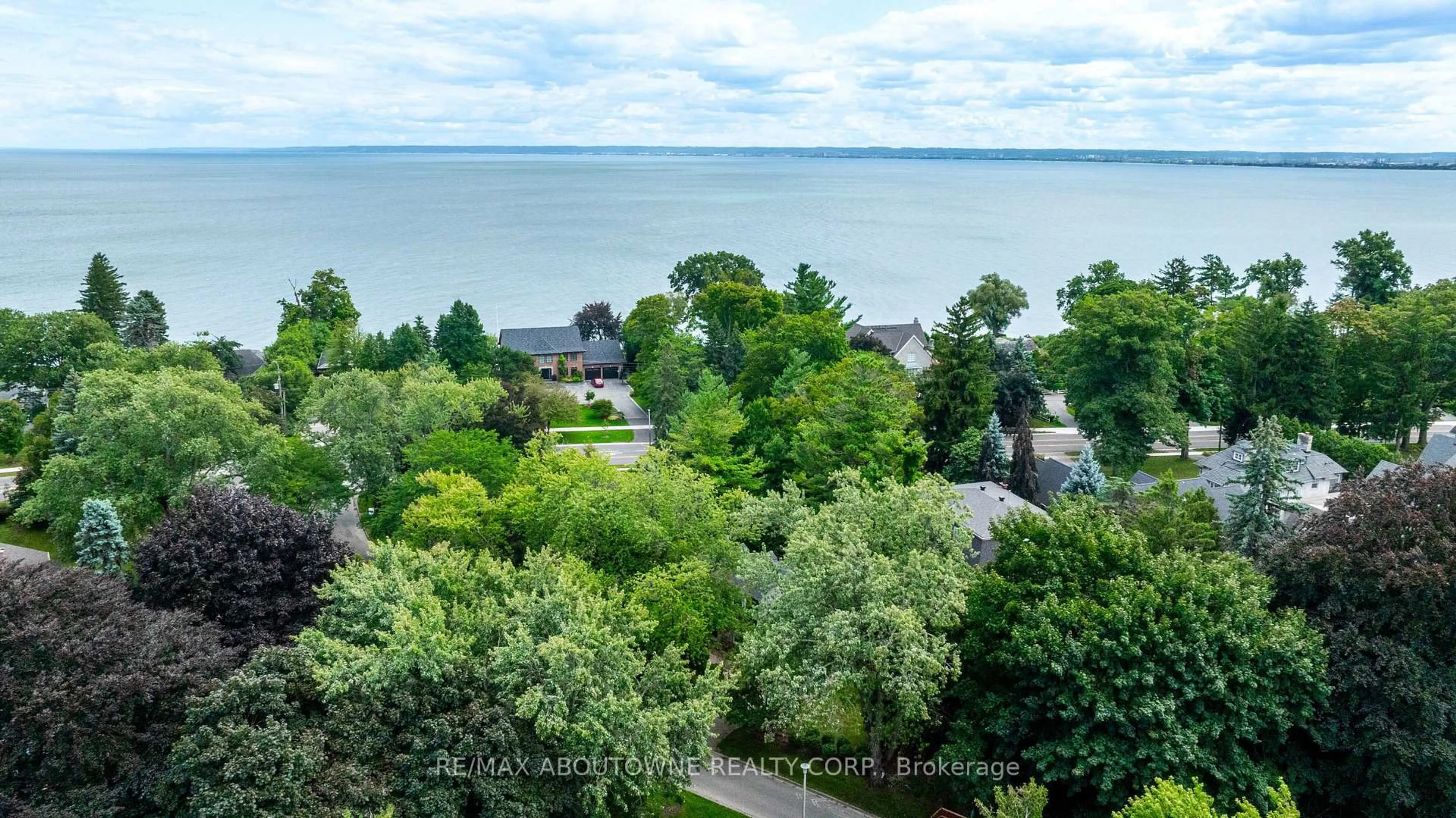A pic from outside/outdoor area/front of a property/back of a property/a pic from drone, water/lake/river/ocean view for 206 Rossmore Blvd, Burlington Ontario L7N 1R1