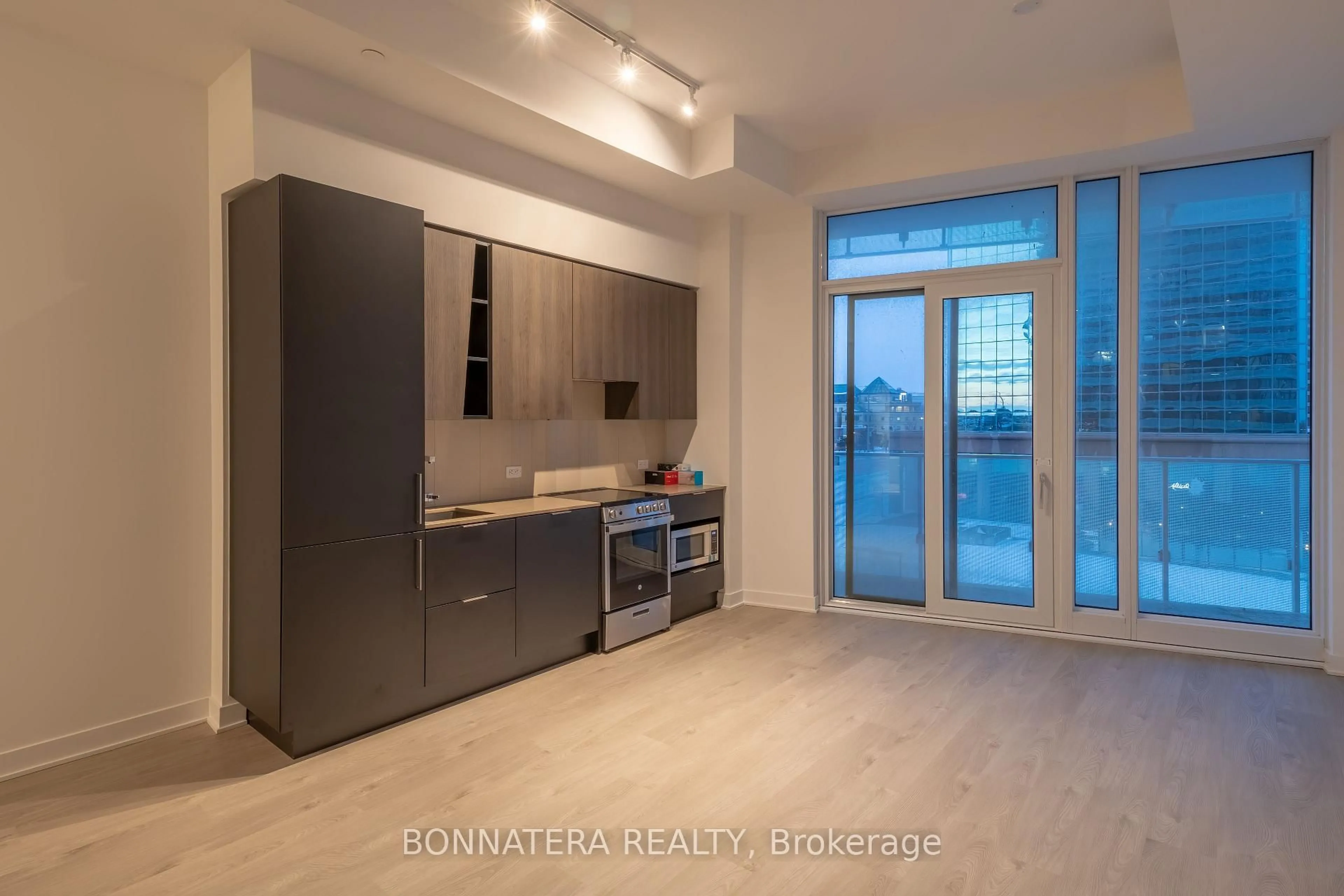 Unknown for 3900 Confederation Pkwy #320, Mississauga Ontario L5B 0M3