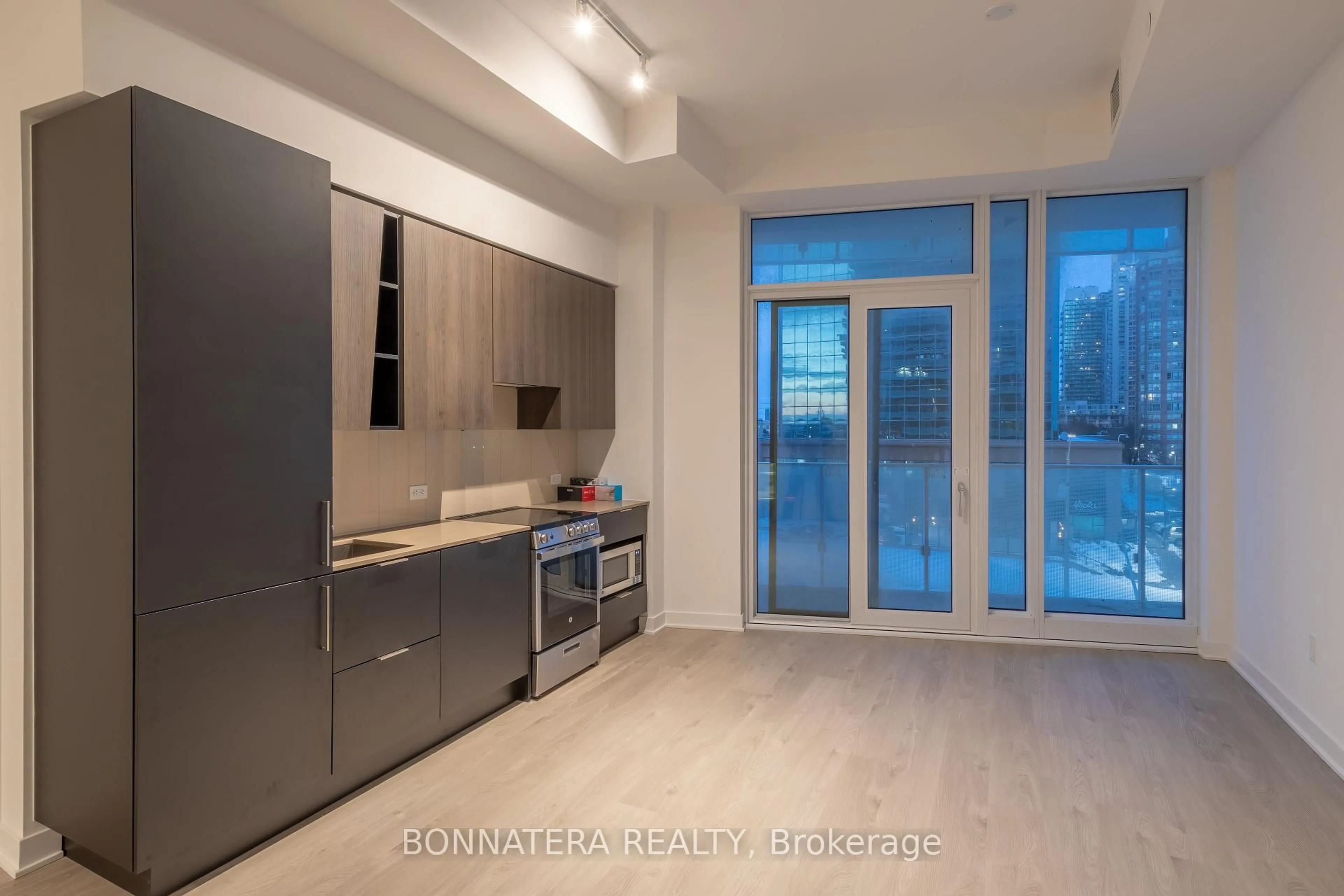 Unknown for 3900 Confederation Pkwy #320, Mississauga Ontario L5B 0M3