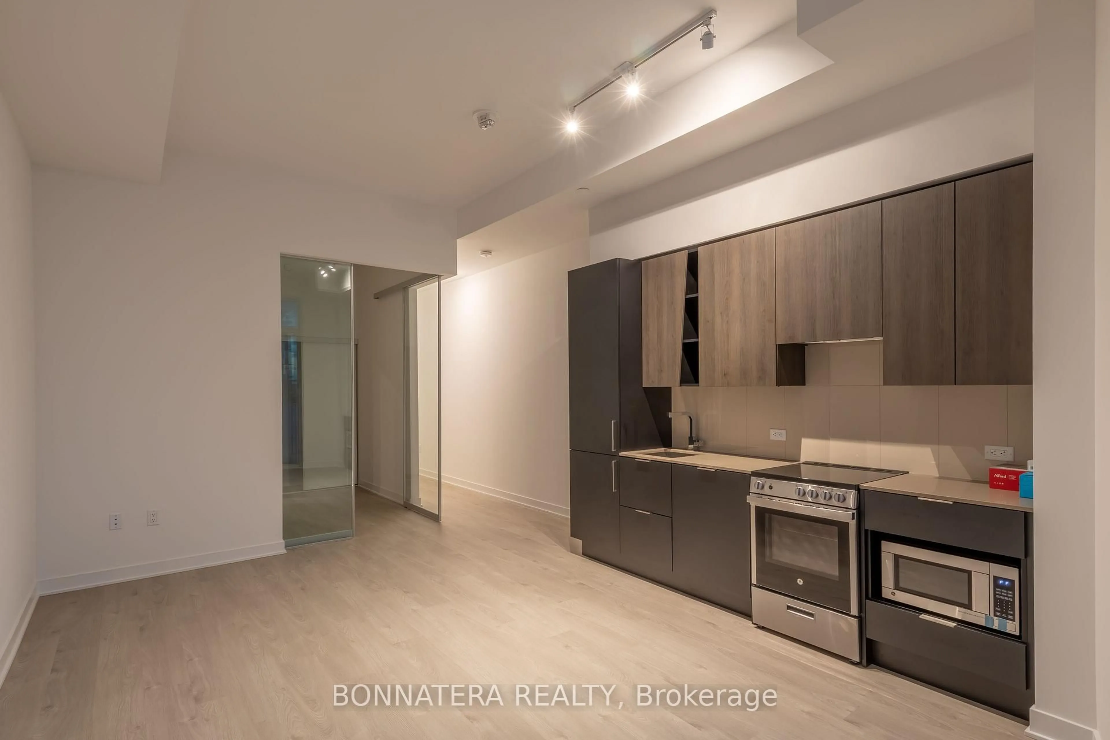 Standard kitchen, unknown for 3900 Confederation Pkwy #320, Mississauga Ontario L5B 0M3