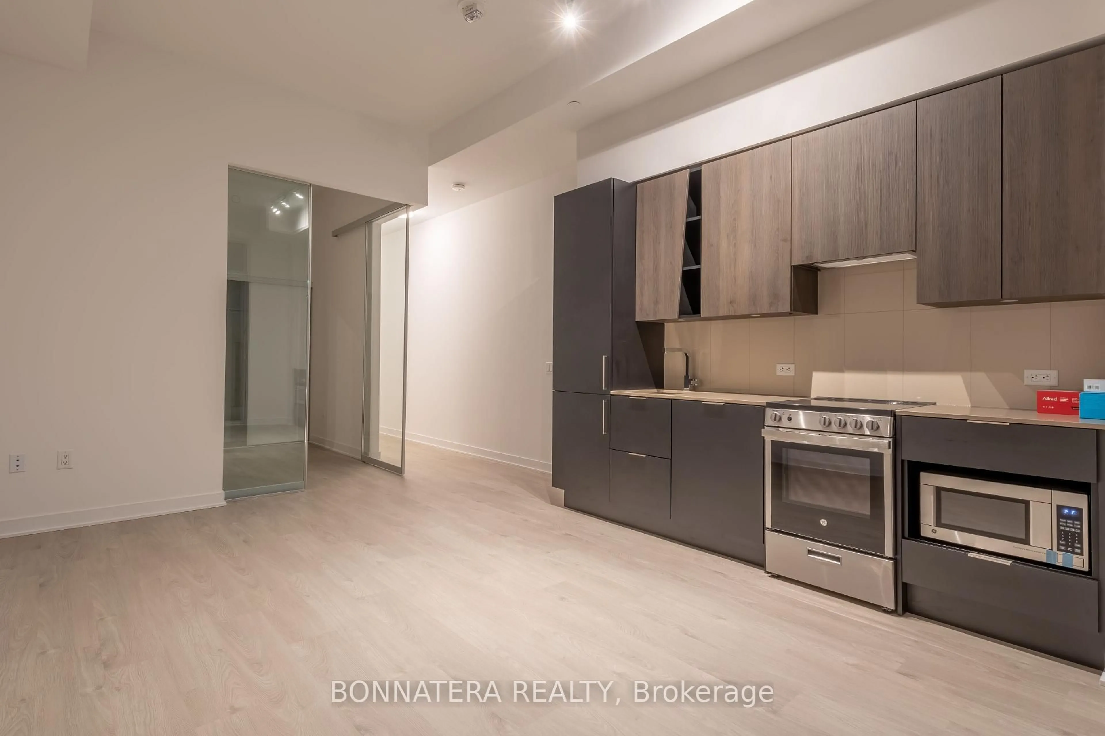 Unknown for 3900 Confederation Pkwy #320, Mississauga Ontario L5B 0M3