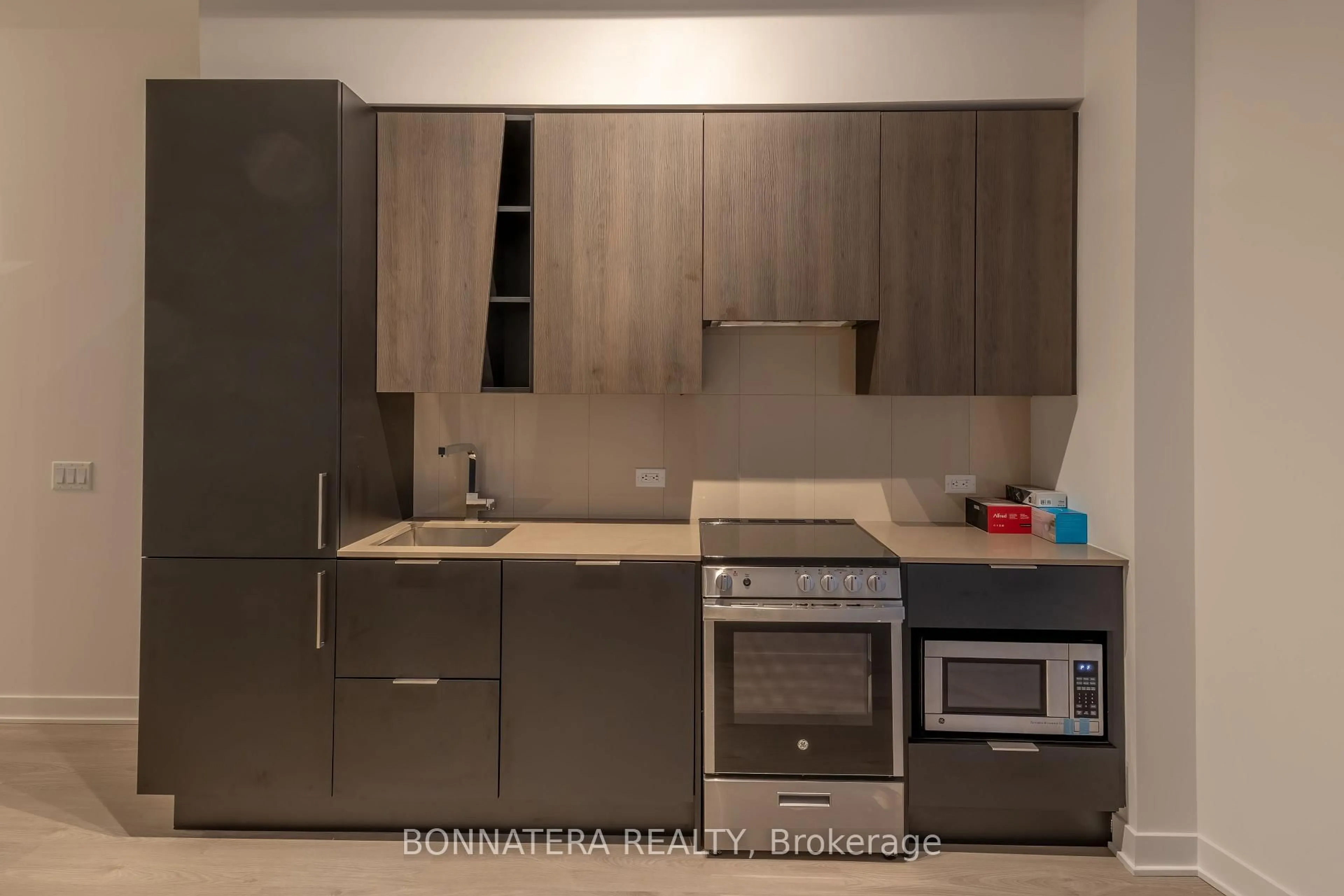 Standard kitchen, unknown for 3900 Confederation Pkwy #320, Mississauga Ontario L5B 0M3