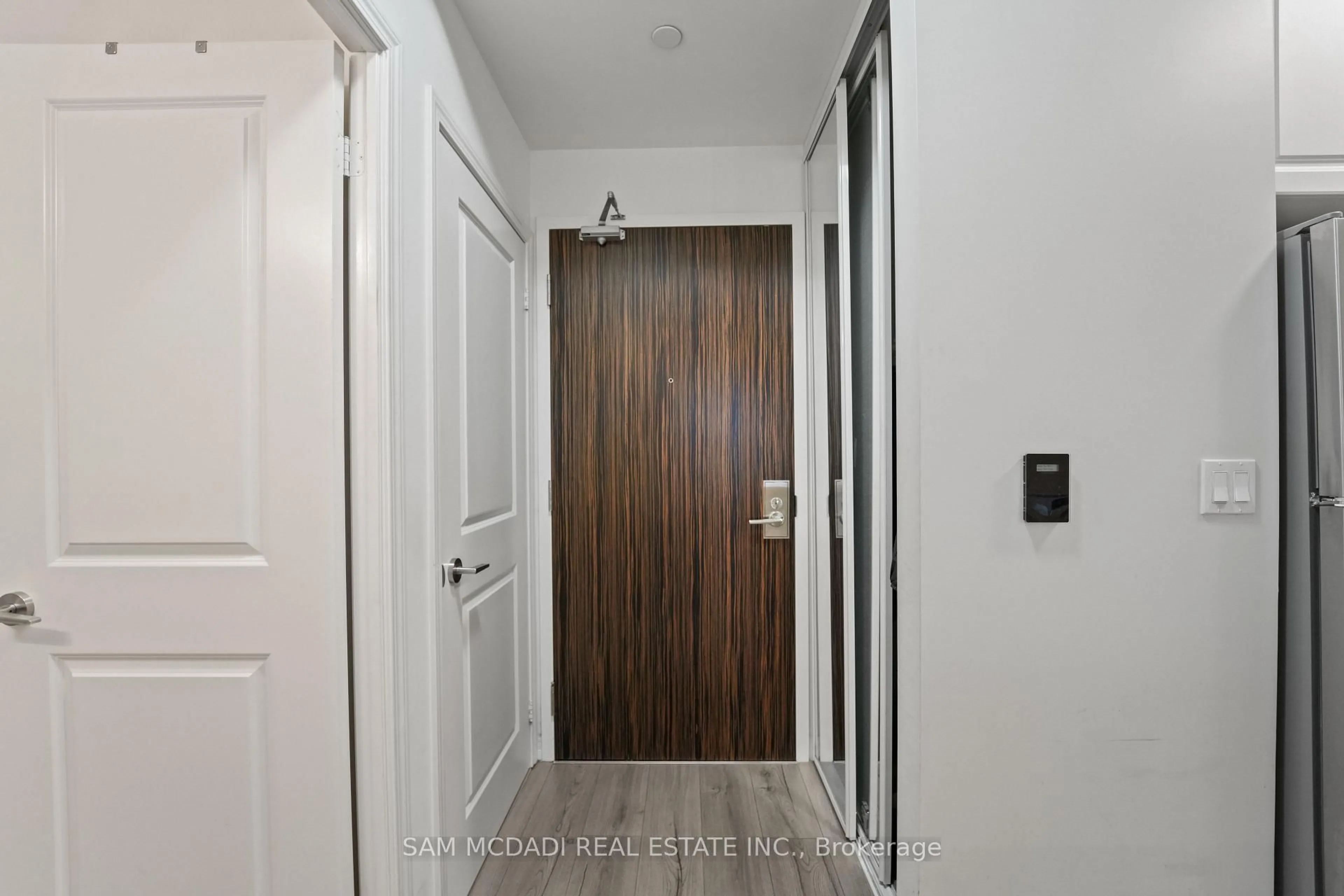 Indoor entryway for 349 Rathburn Rd #207, Mississauga Ontario L5B 0G9