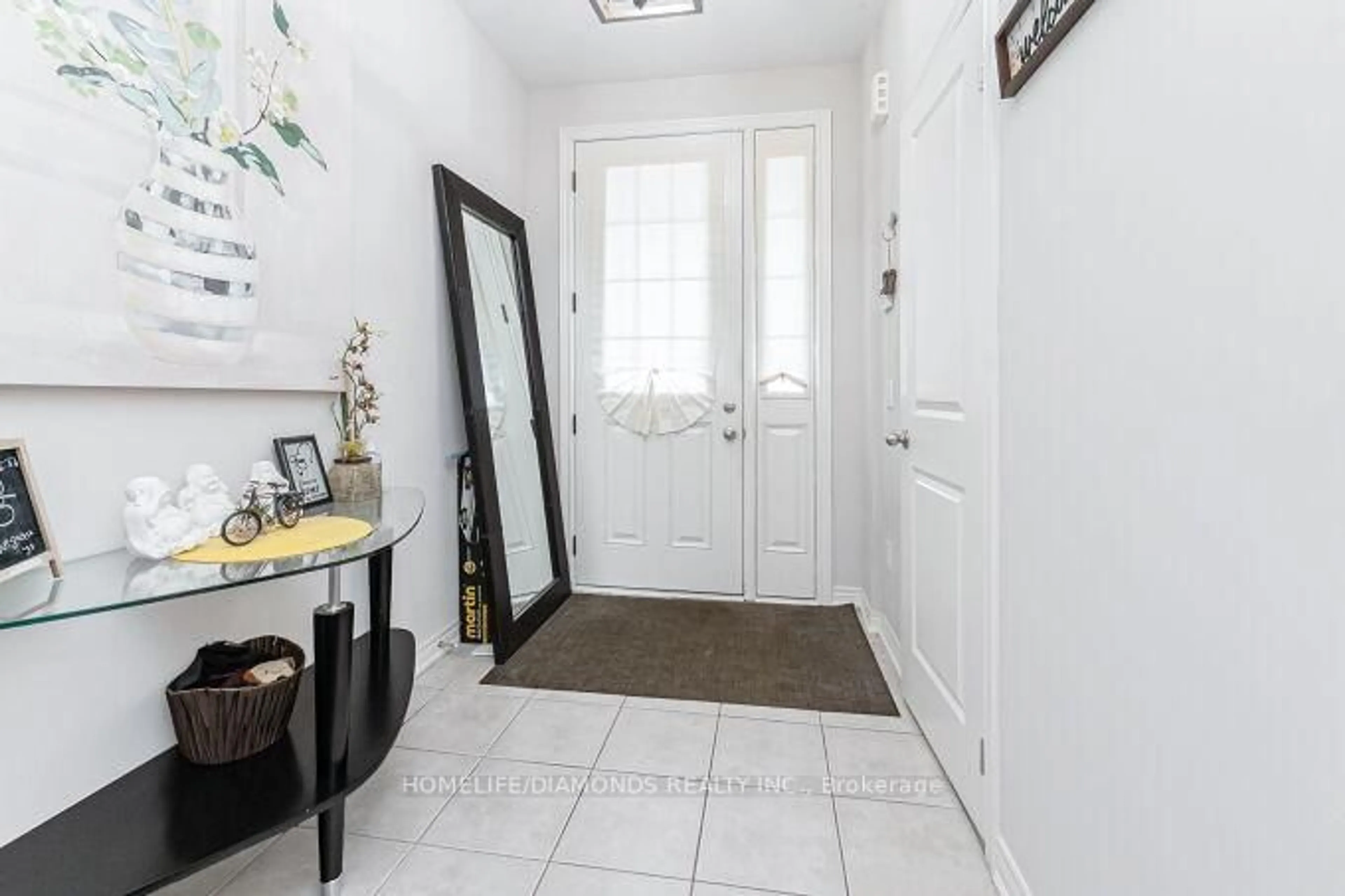 Indoor entryway for 4 FOLIAGE Dr, Brampton Ontario L7A 4M6