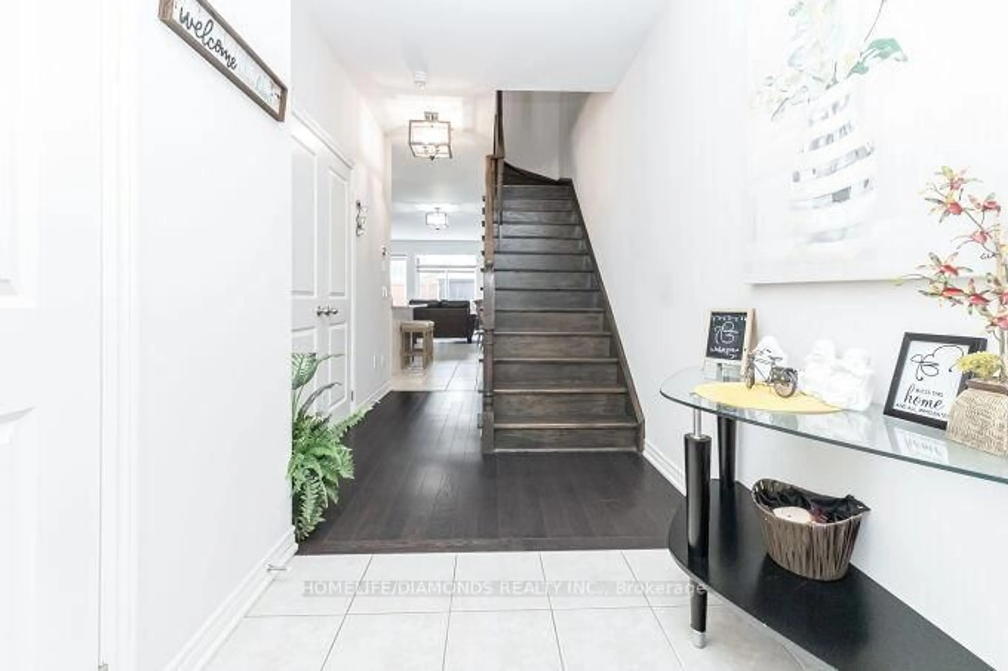 Indoor foyer for 4 FOLIAGE Dr, Brampton Ontario L7A 4M6