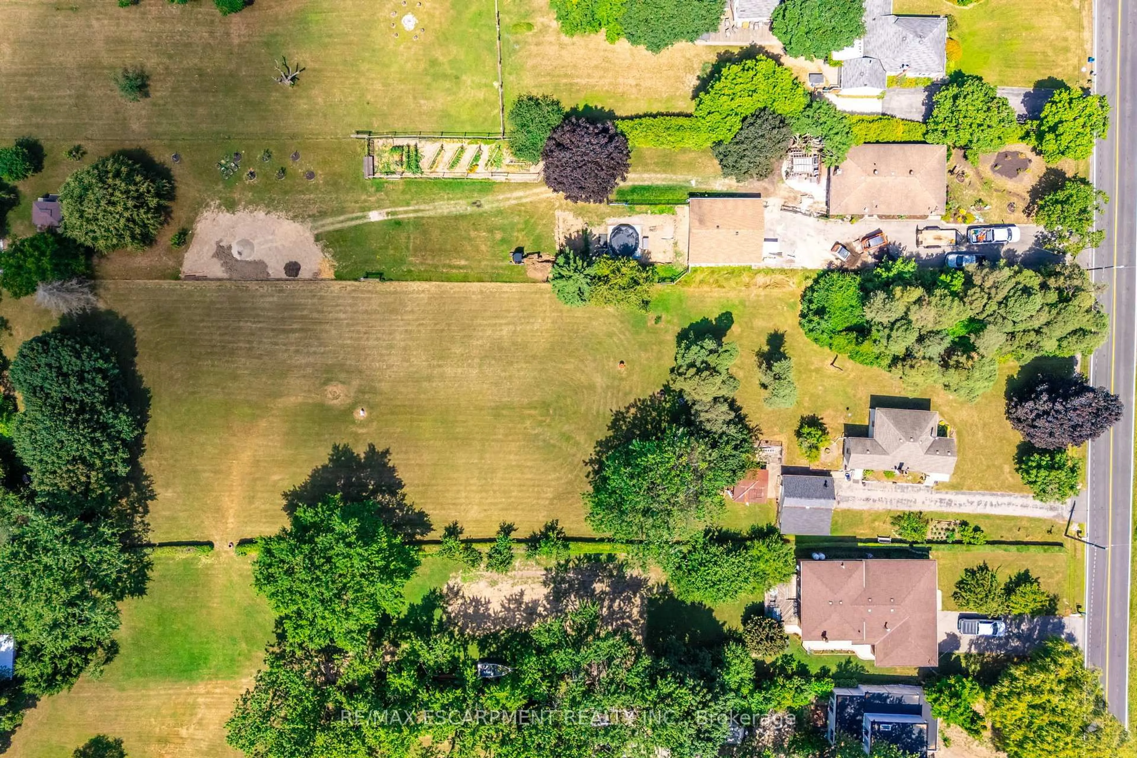 A pic from outside/outdoor area/front of a property/back of a property/a pic from drone, street for 1412 Old York Rd, Burlington Ontario L7P 4Z5