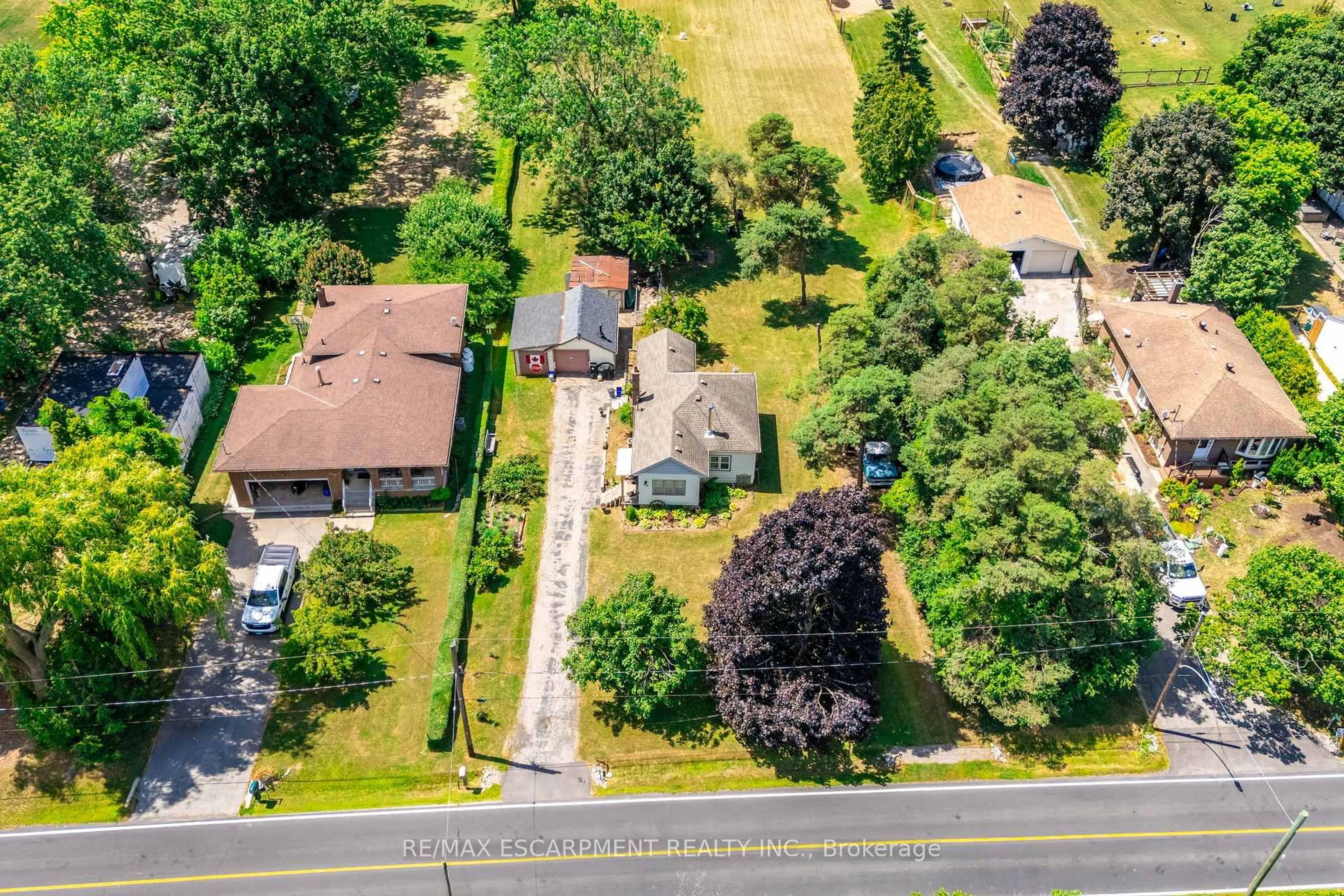 A pic from outside/outdoor area/front of a property/back of a property/a pic from drone, street for 1412 Old York Rd, Burlington Ontario L7P 4Z5