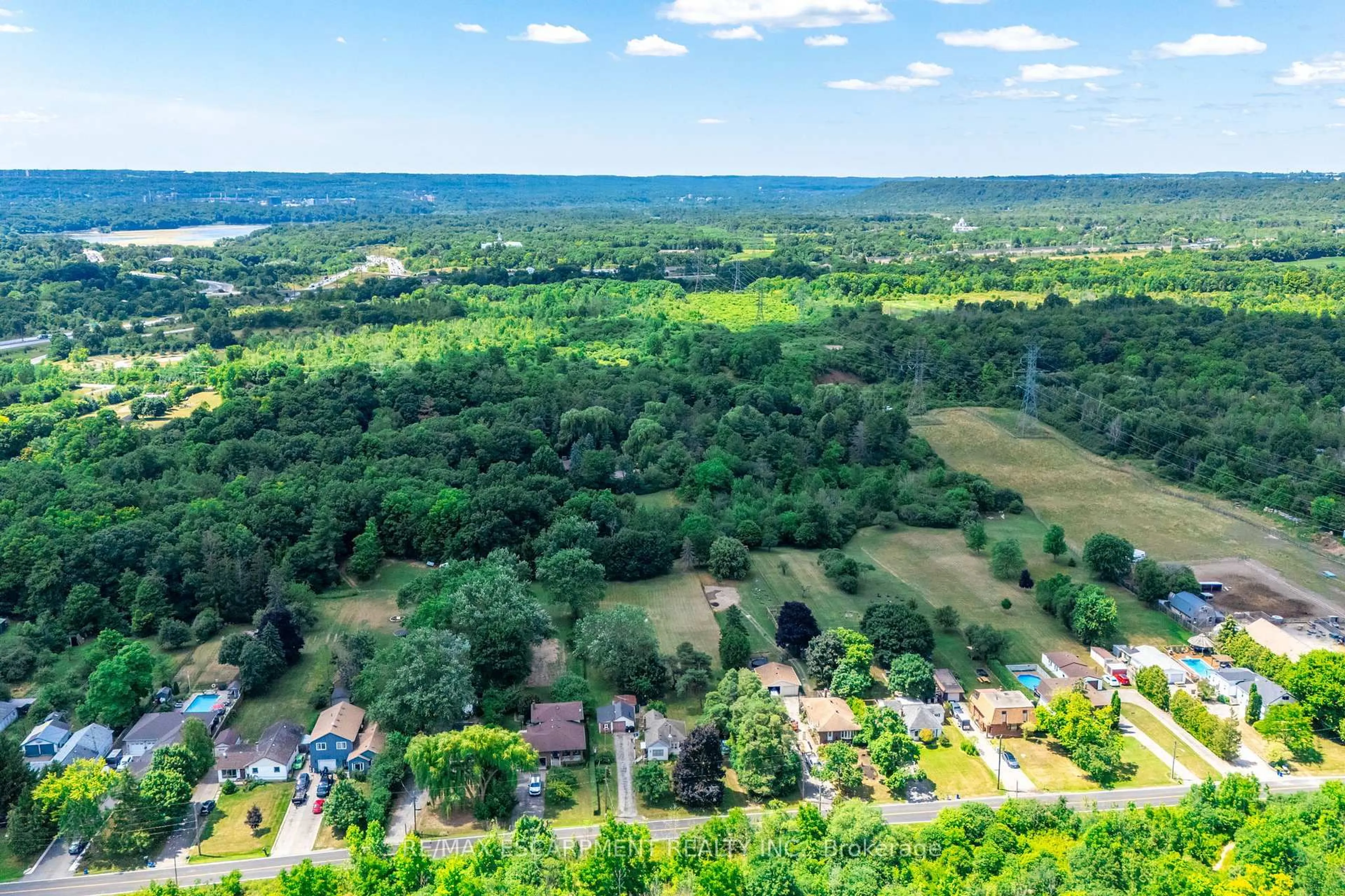 A pic from outside/outdoor area/front of a property/back of a property/a pic from drone, water/lake/river/ocean view for 1412 Old York Rd, Burlington Ontario L7P 4Z5