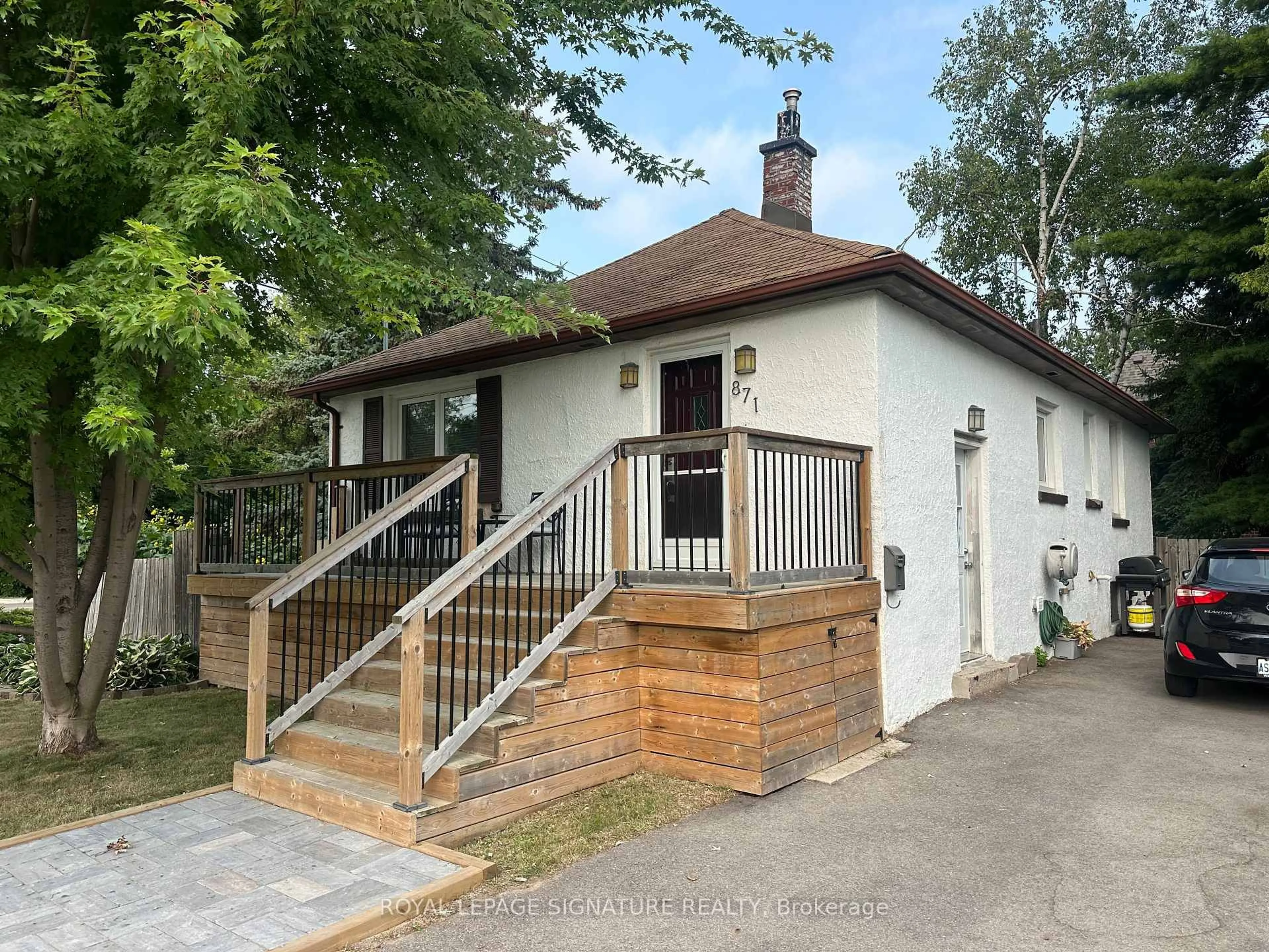 A pic from outside/outdoor area/front of a property/back of a property/a pic from drone, street for 871 Tenth St, Mississauga Ontario L5E 1S8
