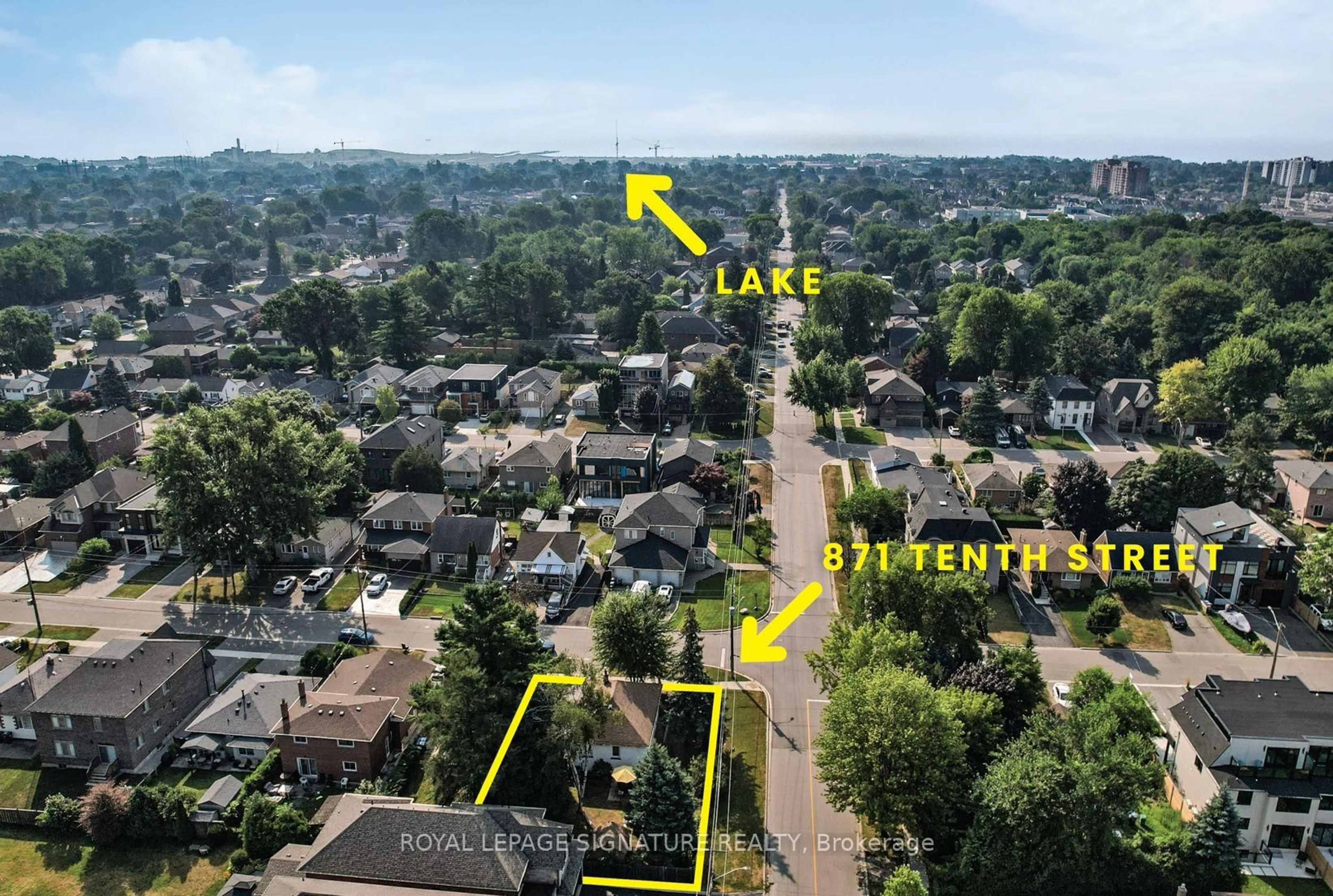 A pic from outside/outdoor area/front of a property/back of a property/a pic from drone, street for 871 Tenth St, Mississauga Ontario L5E 1S8