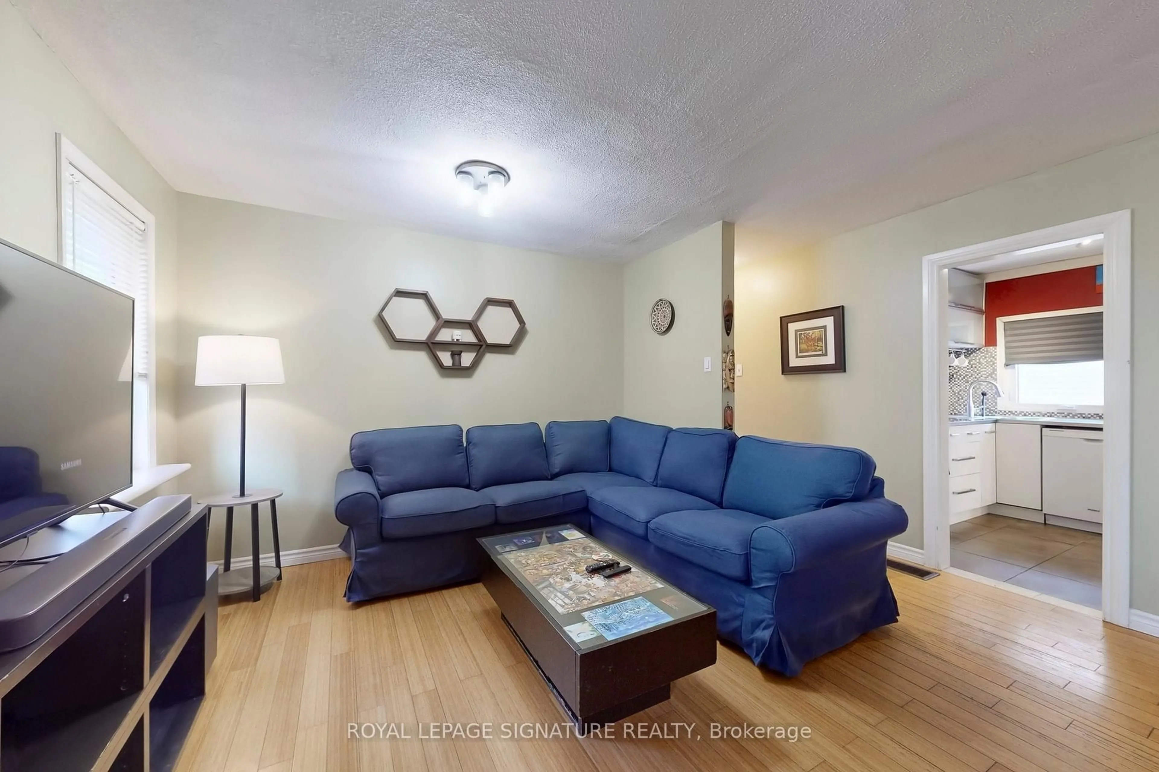 Living room with furniture, unknown for 871 Tenth St, Mississauga Ontario L5E 1S8