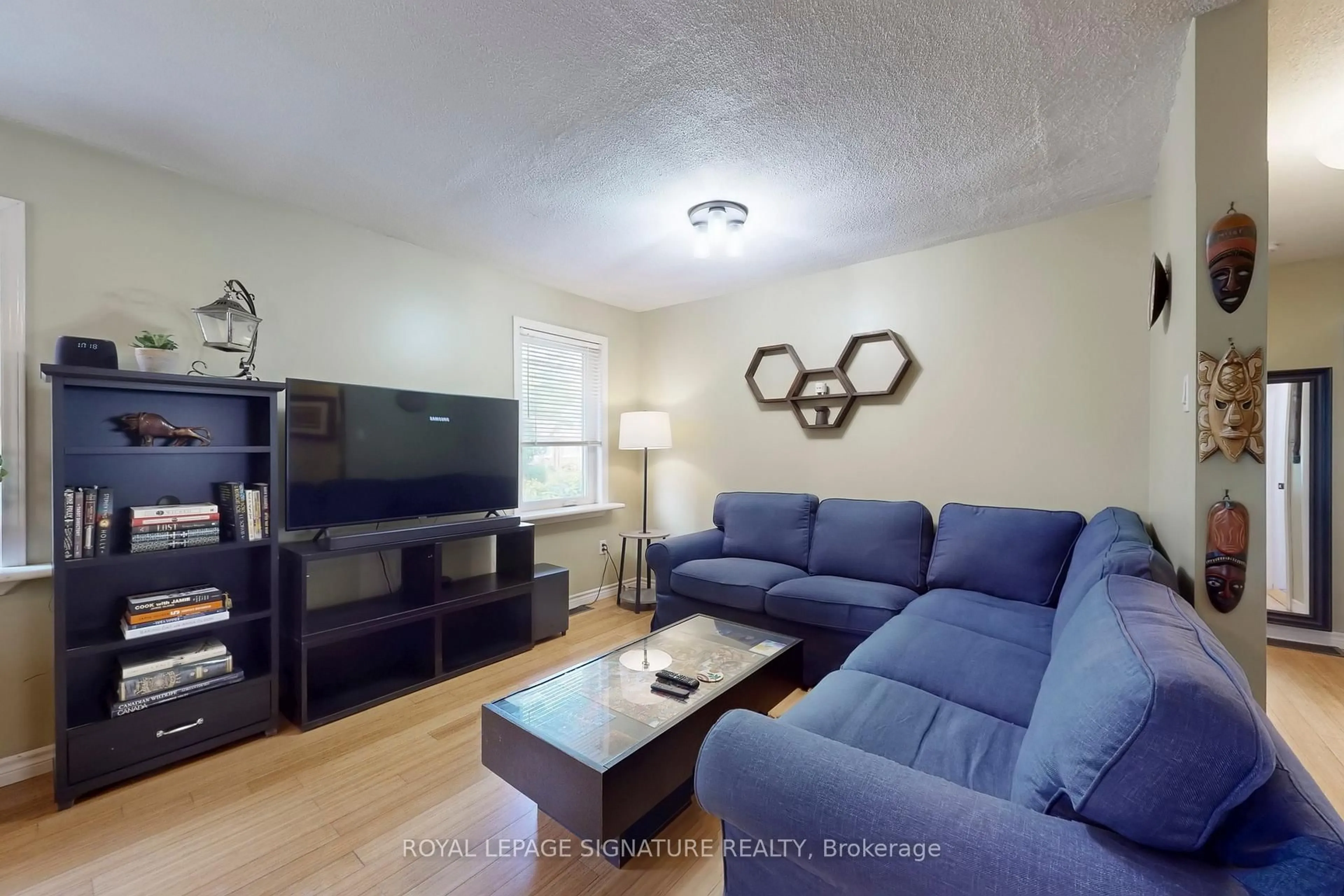 Living room with furniture, wood/laminate floor for 871 Tenth St, Mississauga Ontario L5E 1S8