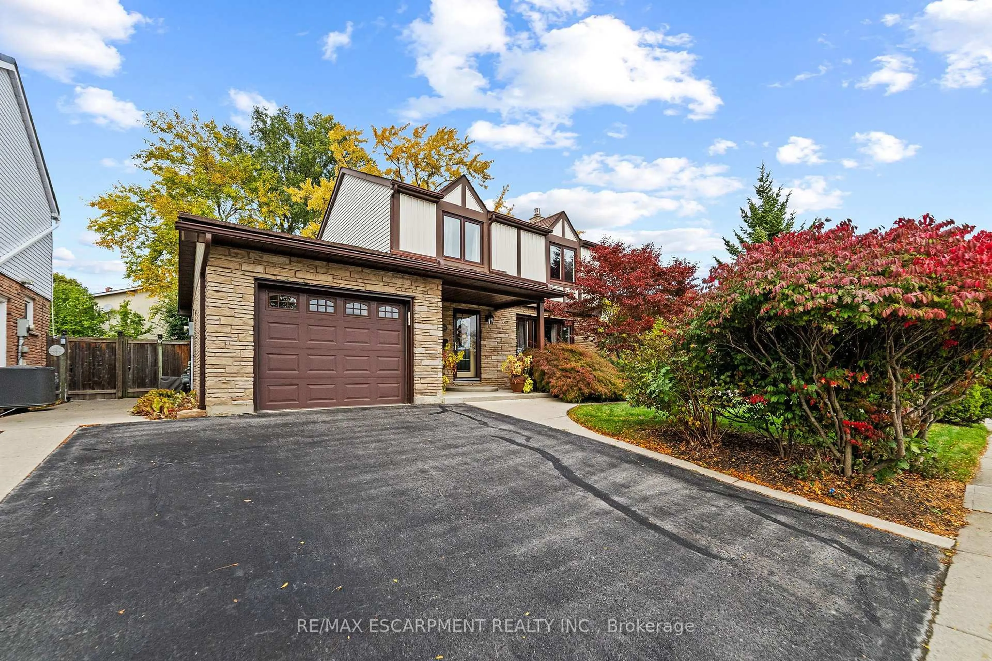 Home with brick exterior material, unknown for 3265 Palmer Dr, Burlington Ontario L7M 1W1