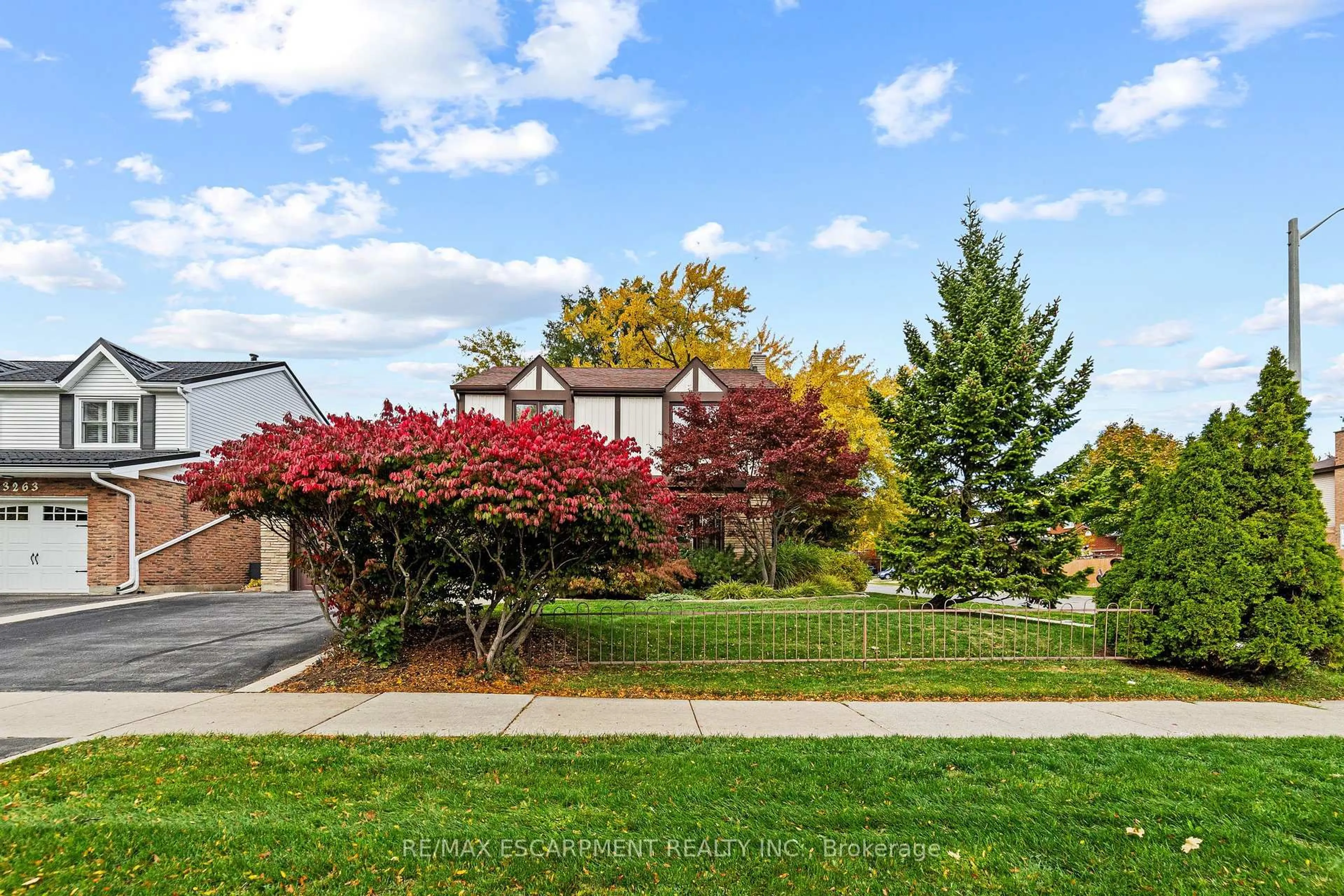 A pic from outside/outdoor area/front of a property/back of a property/a pic from drone, street for 3265 Palmer Dr, Burlington Ontario L7M 1W1