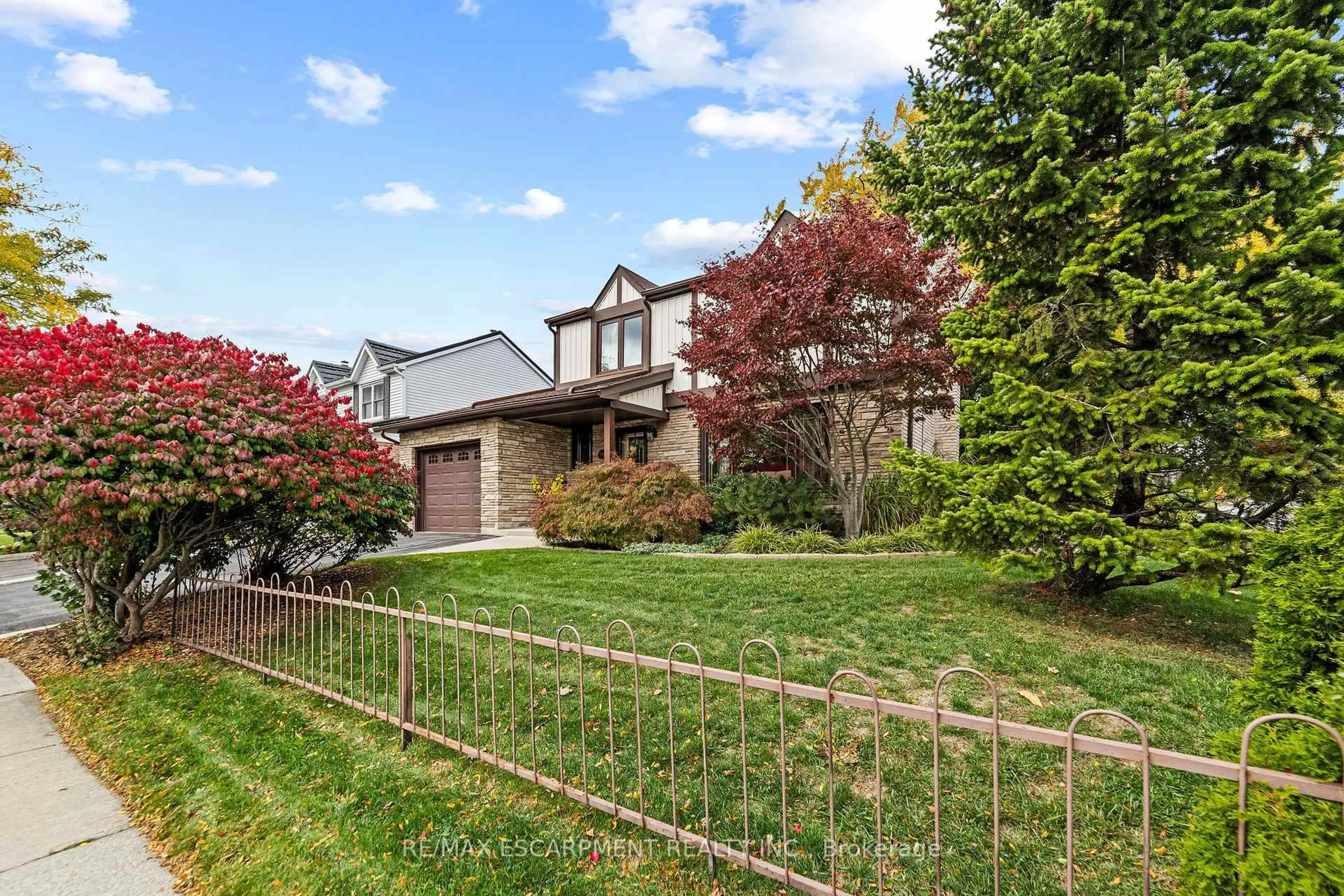 A pic from outside/outdoor area/front of a property/back of a property/a pic from drone, street for 3265 Palmer Dr, Burlington Ontario L7M 1W1