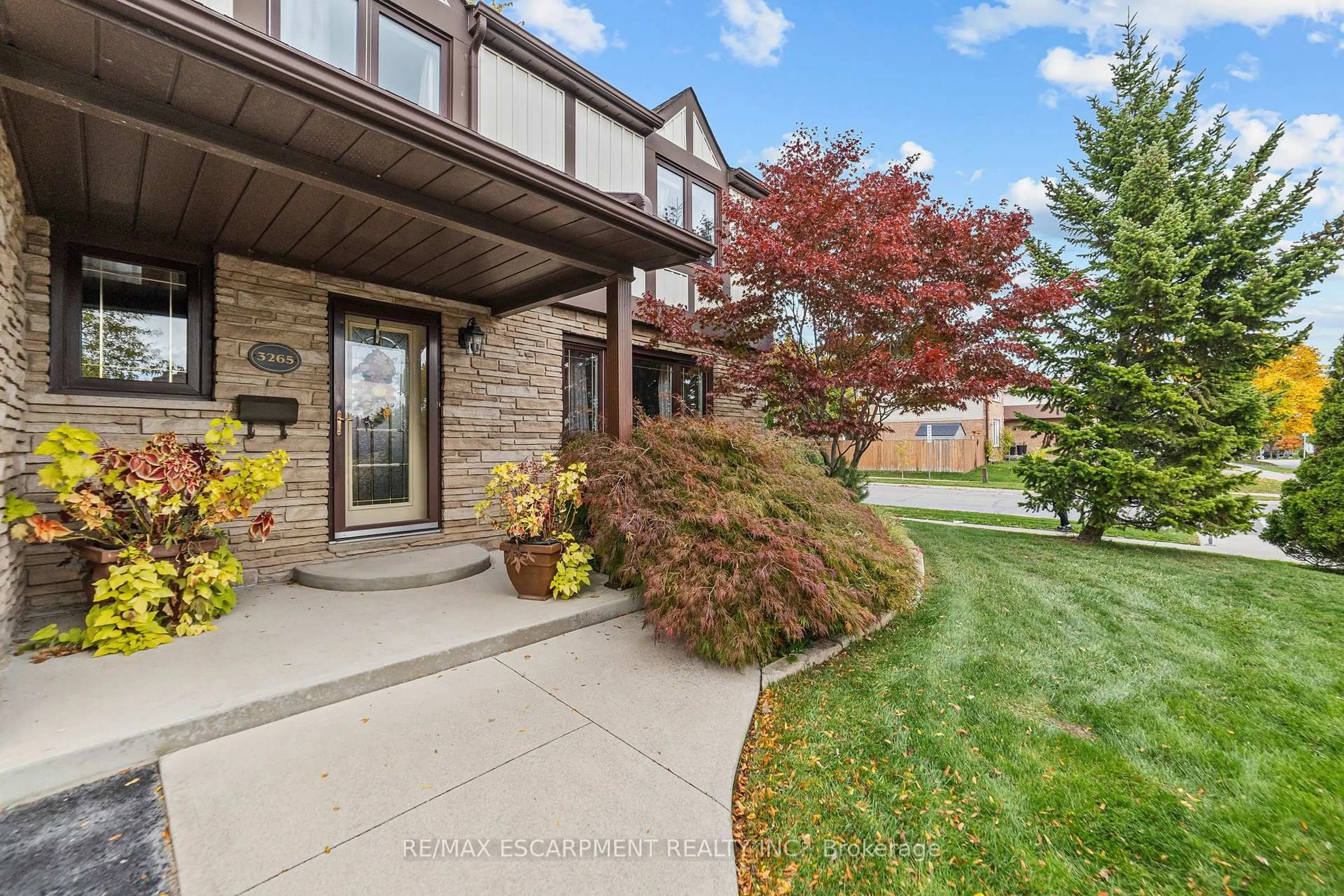 Home with brick exterior material, unknown for 3265 Palmer Dr, Burlington Ontario L7M 1W1