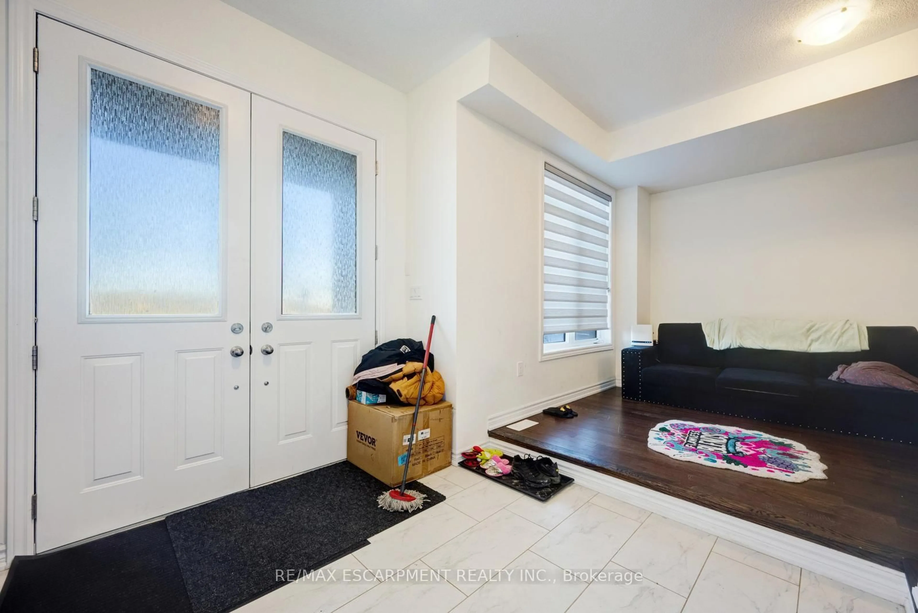 Indoor entryway for 12230 McLaughlin Rd, Caledon Ontario L7C 4K8