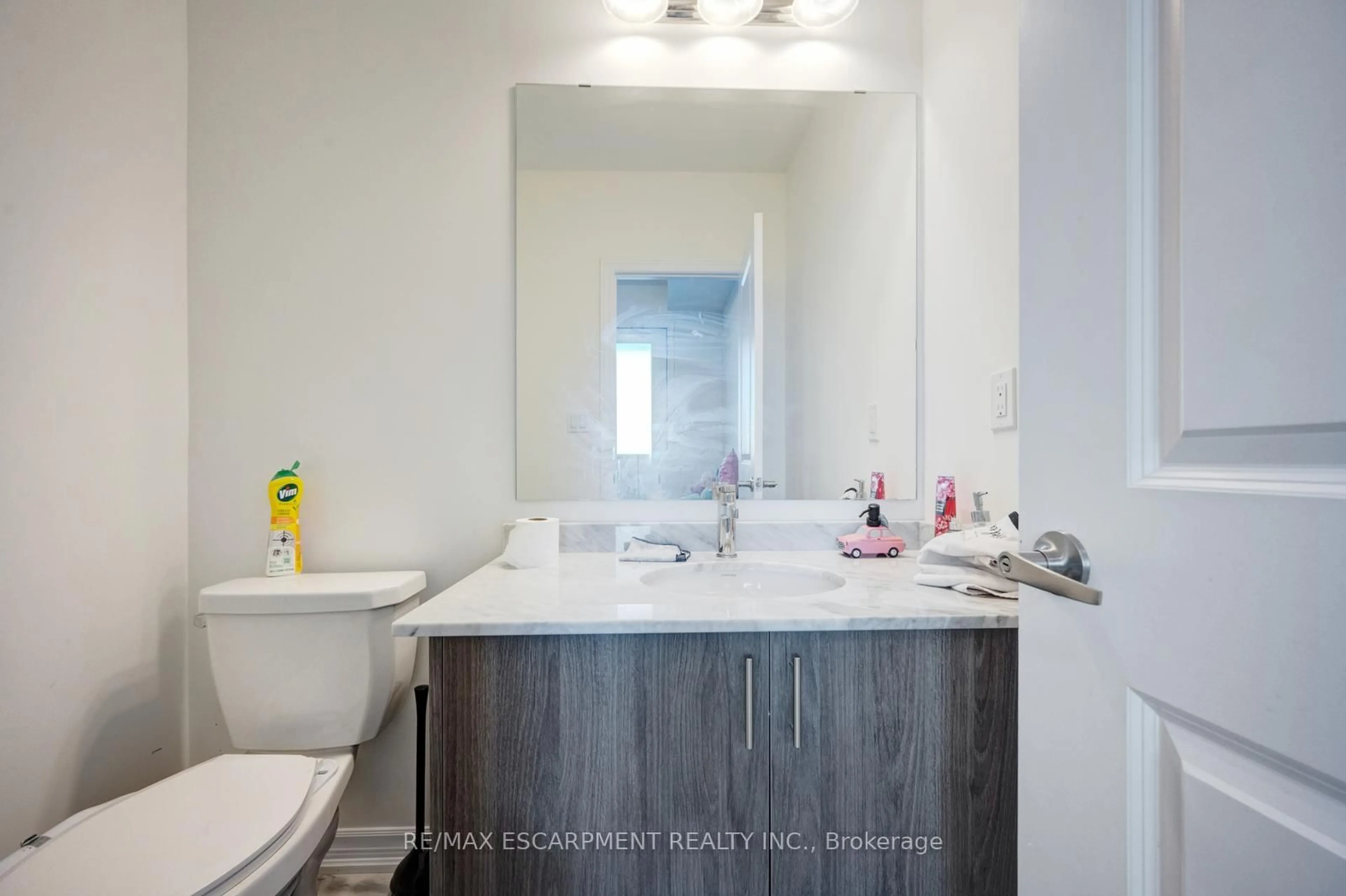 Standard bathroom, ceramic/tile floor for 12230 McLaughlin Rd, Caledon Ontario L7C 4K8