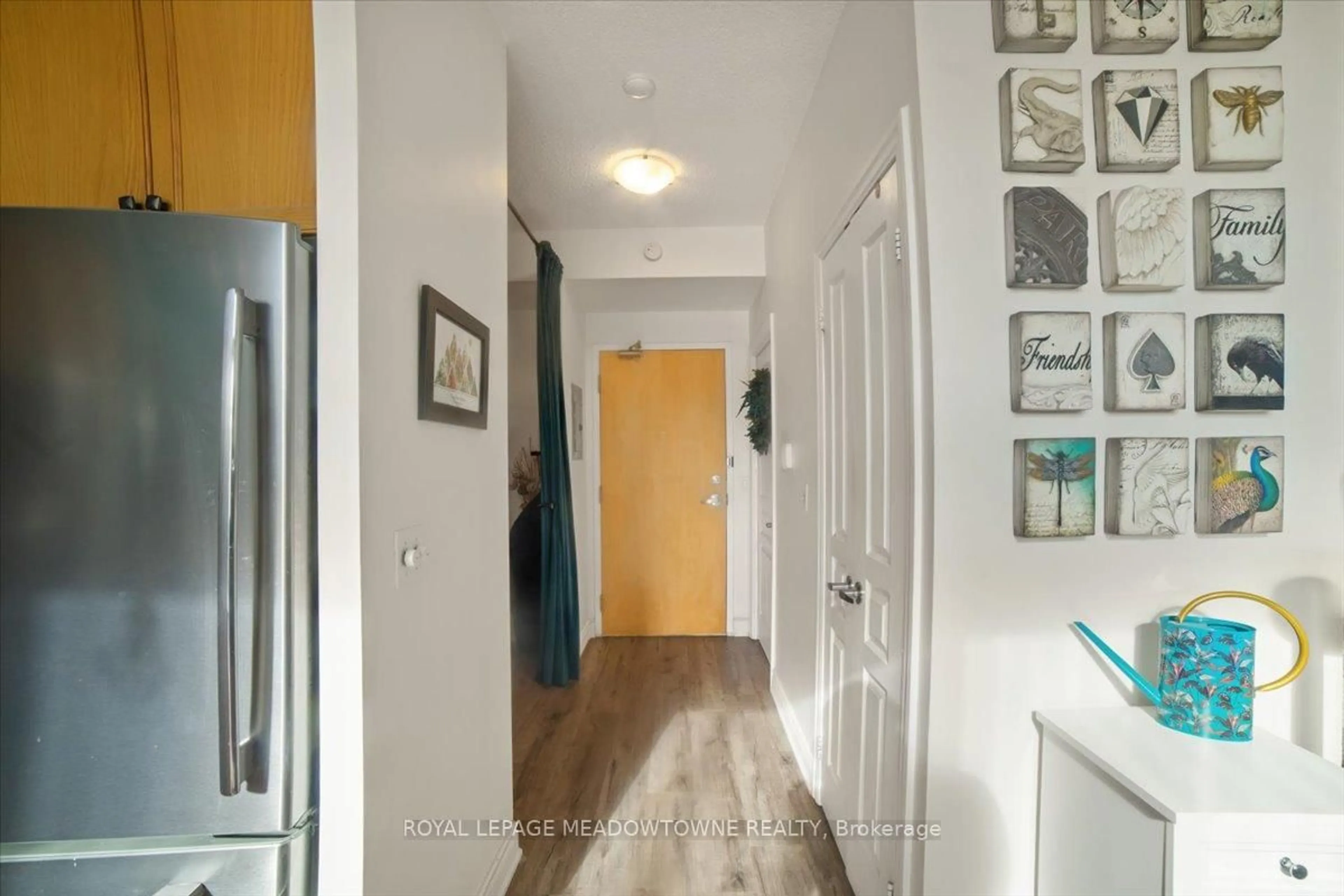 Indoor entryway for 220 Burnhamthorpe Rd #914, Mississauga Ontario L5B 4N4