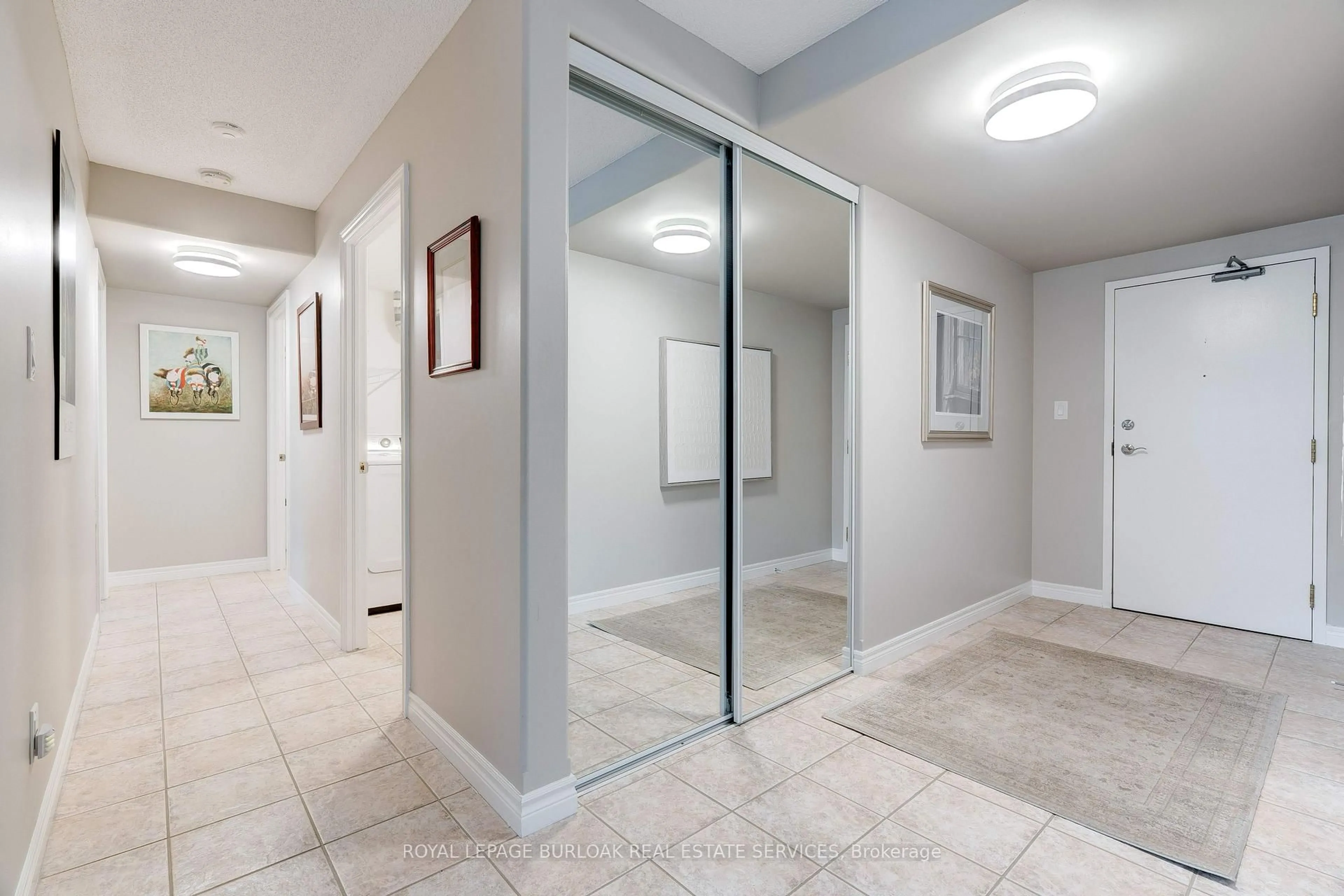 Indoor entryway for 1272 Ontario St #204, Burlington Ontario L7S 2L8