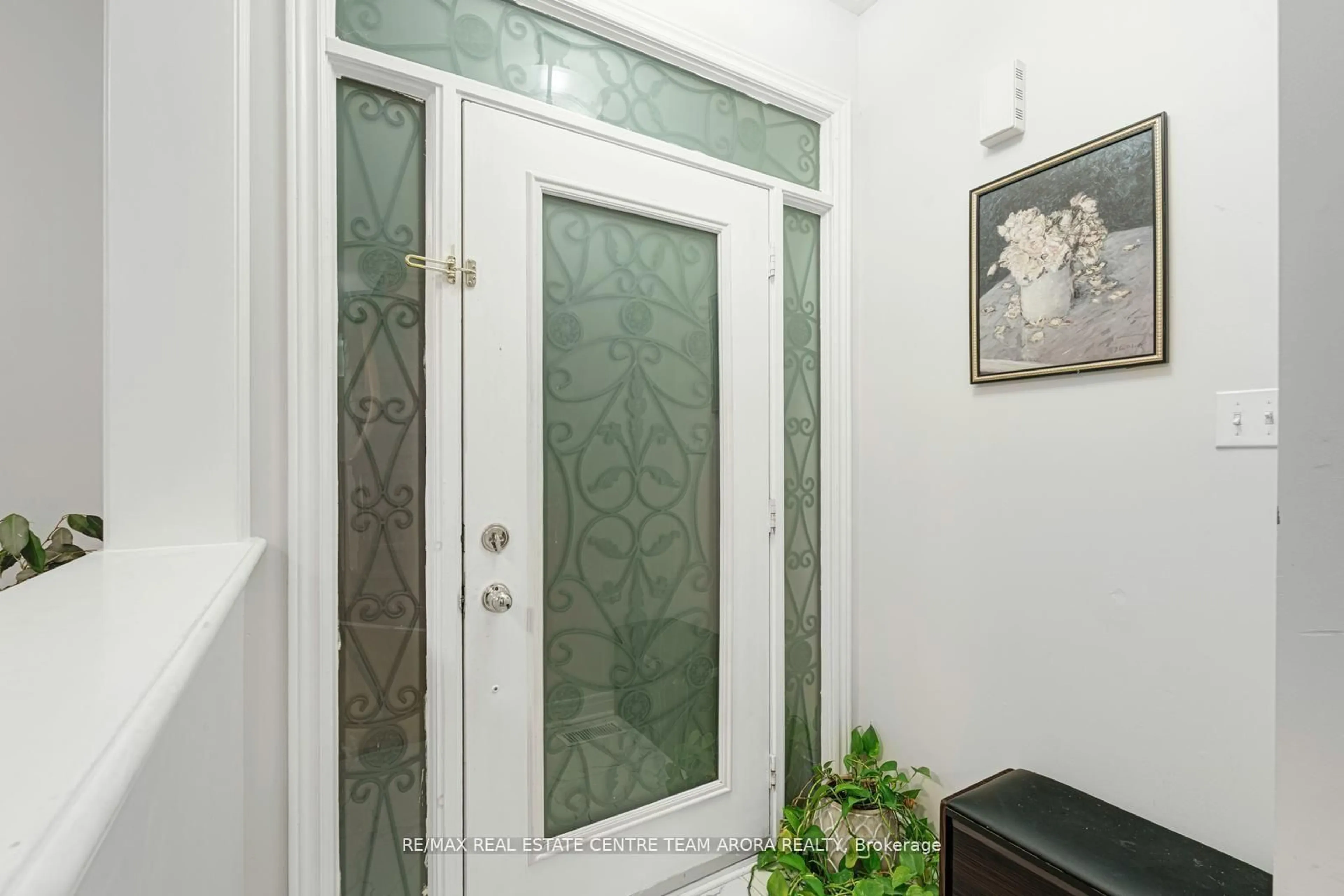 Indoor entryway for 22 Outlook Ave, Brampton Ontario L6Y 5N9