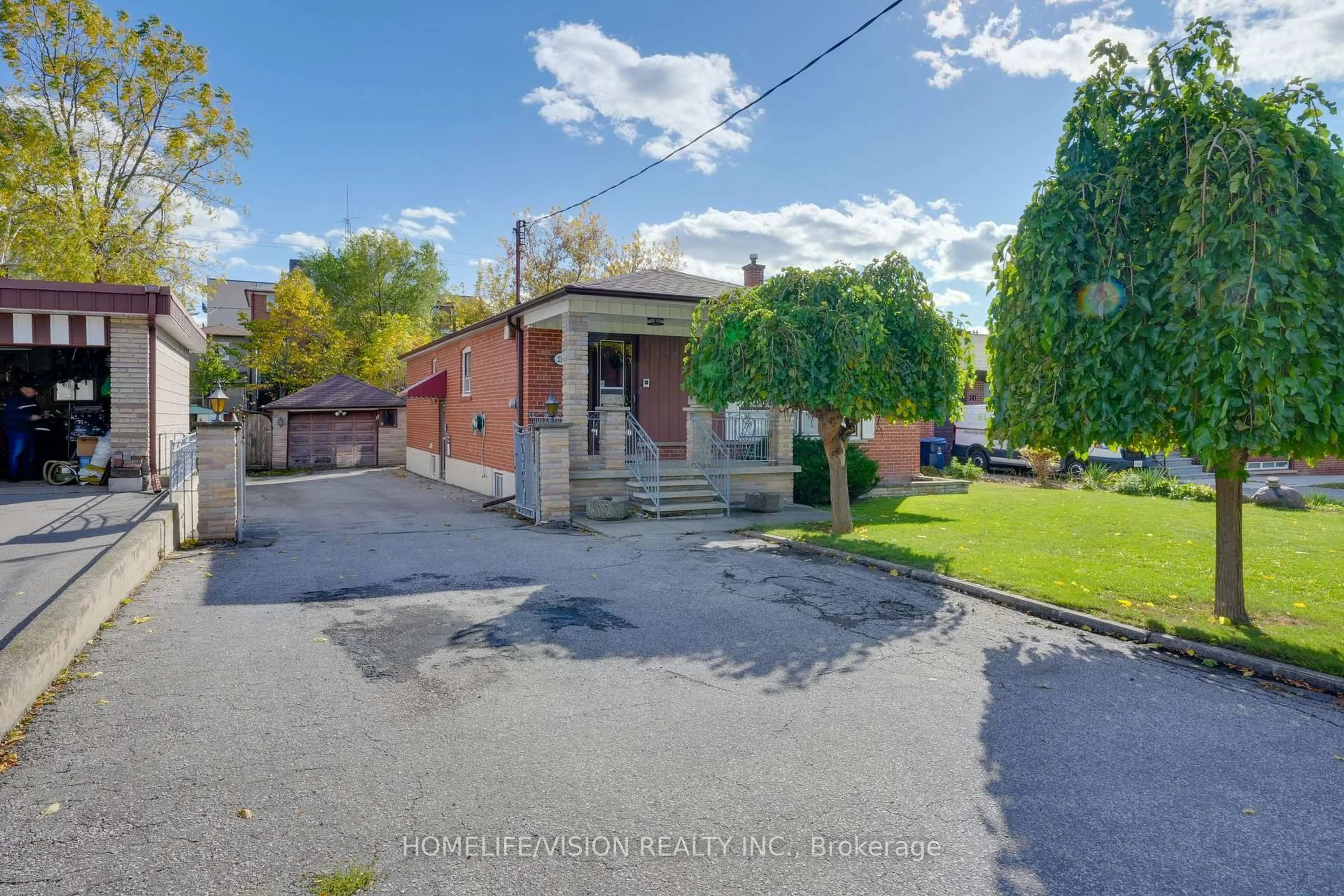 A pic from outside/outdoor area/front of a property/back of a property/a pic from drone, street for 239 Epsom Downs Dr, Toronto Ontario M3M 1T3