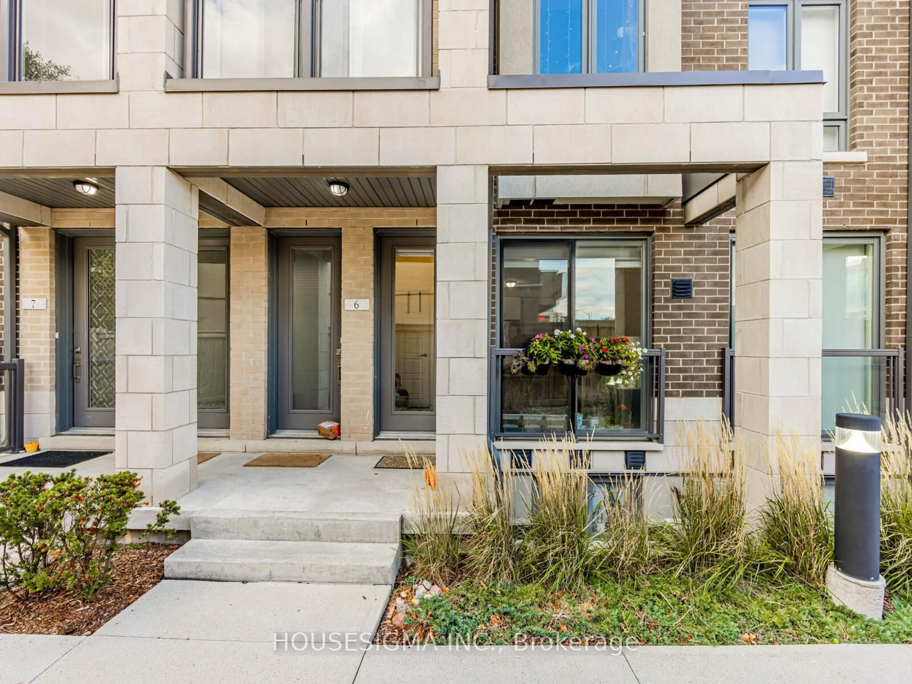 Indoor entryway for 713 Lawrence Ave #5, Toronto Ontario M6A 1B4