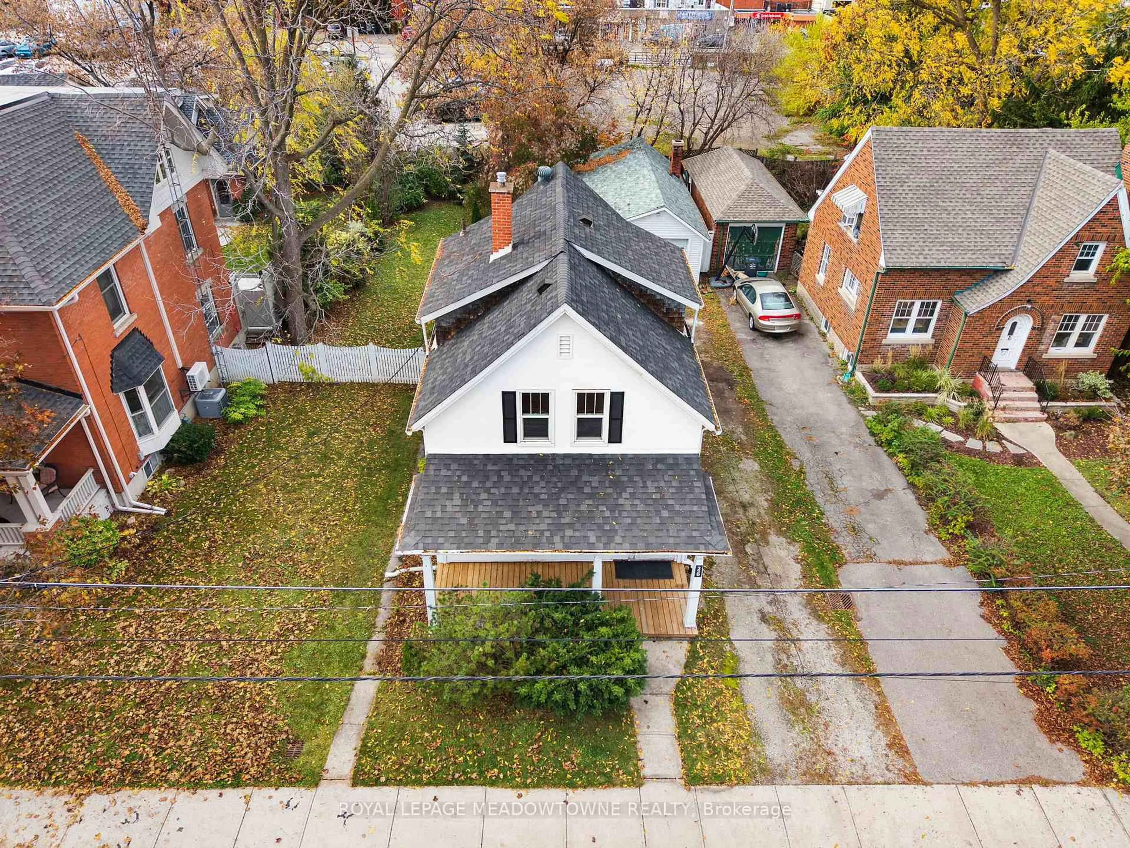 A pic from outside/outdoor area/front of a property/back of a property/a pic from drone, street for 229 Queen St, Milton Ontario L9T 1K3