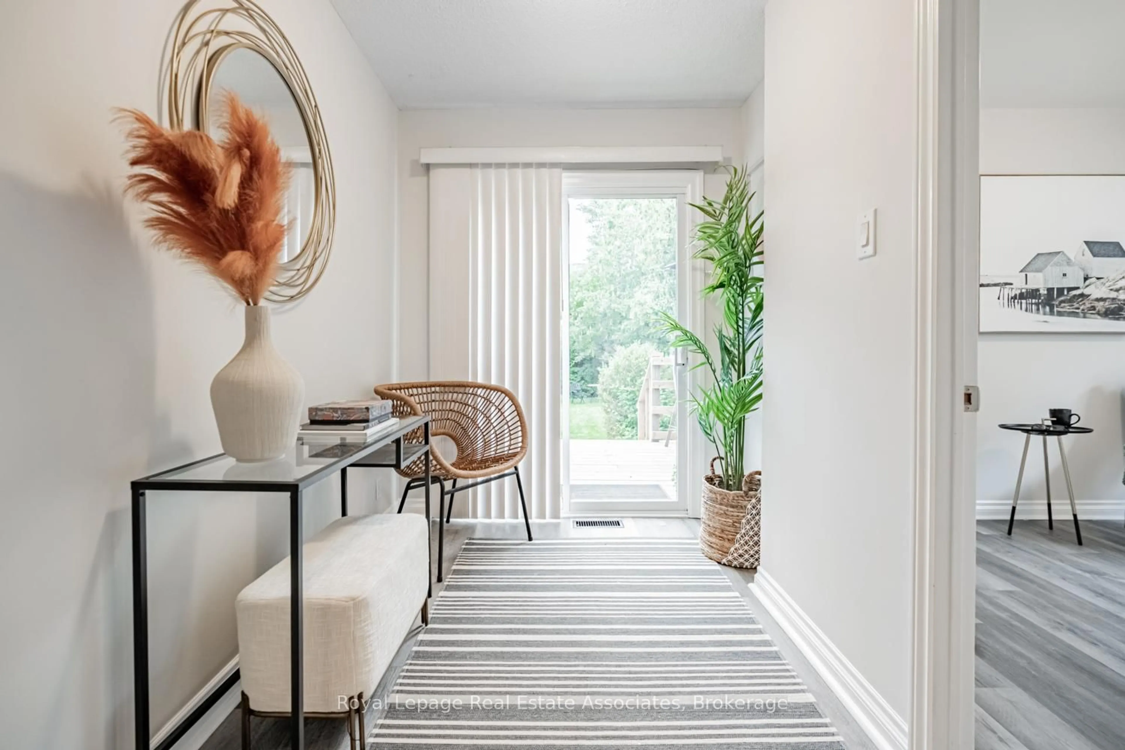 Indoor entryway for 1094 Eastmount Ave, Mississauga Ontario L5E 1Z4