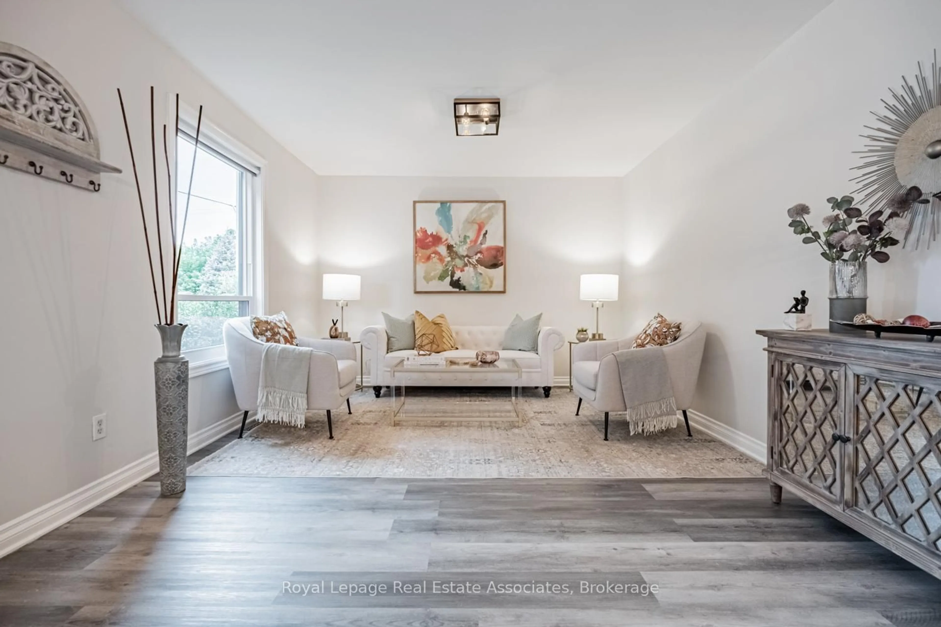 Living room with furniture, unknown for 1094 Eastmount Ave, Mississauga Ontario L5E 1Z4