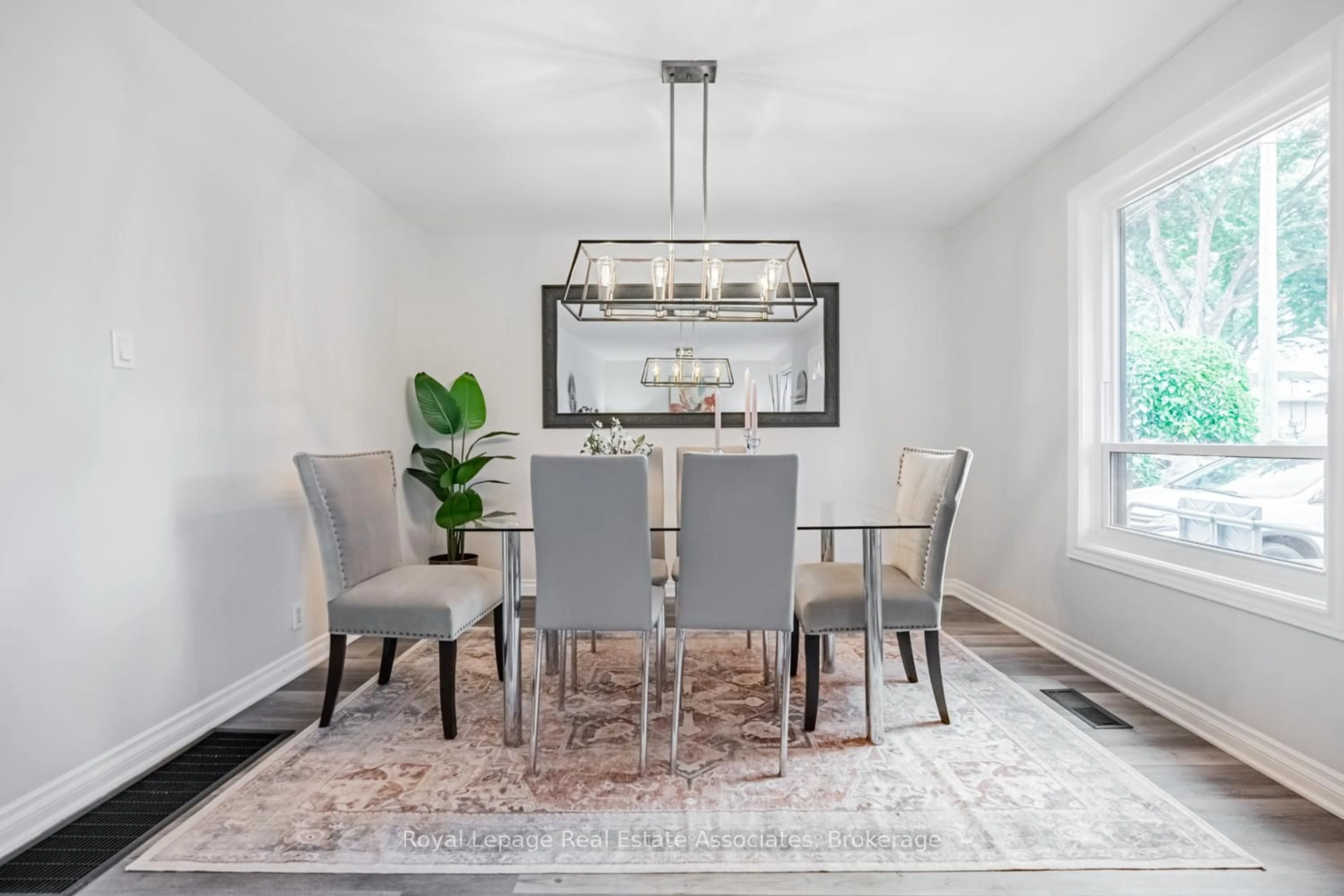 Dining room, unknown for 1094 Eastmount Ave, Mississauga Ontario L5E 1Z4