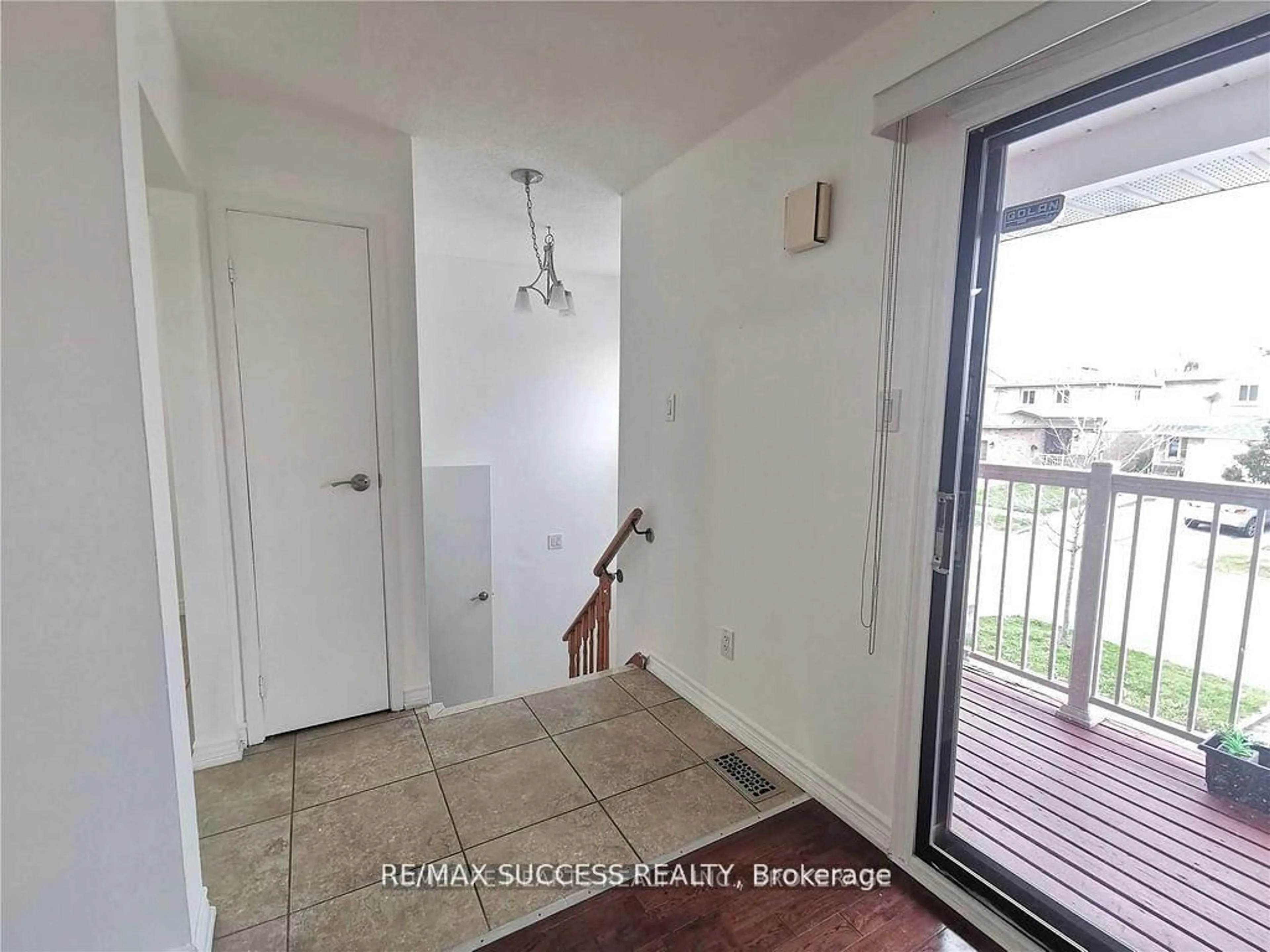 Indoor entryway for 32 Martindale Cres, Brampton Ontario L6X 2T9