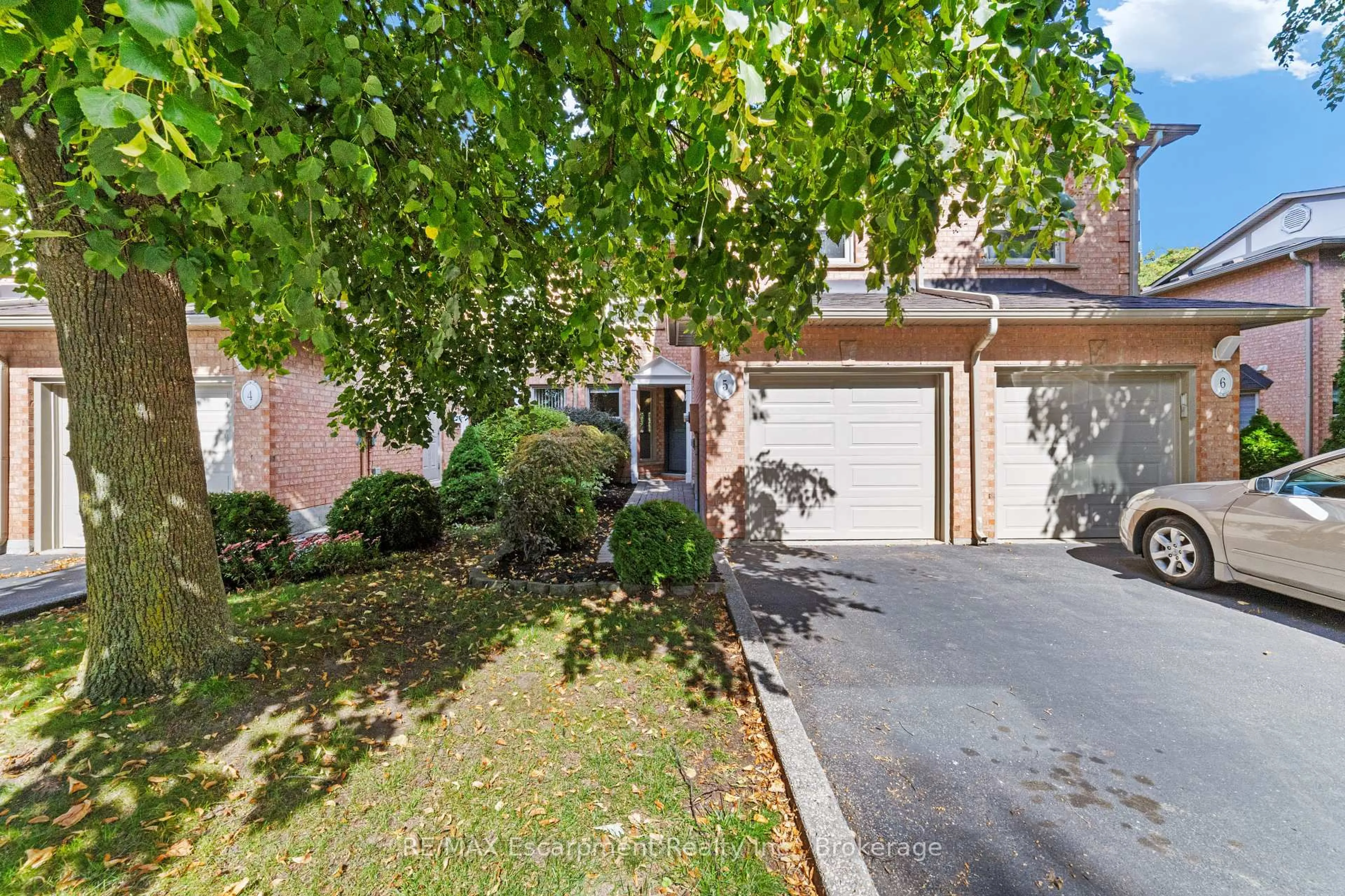 A pic from outside/outdoor area/front of a property/back of a property/a pic from drone, street for 2065 Sixth Line #5, Oakville Ontario L6H 5R8