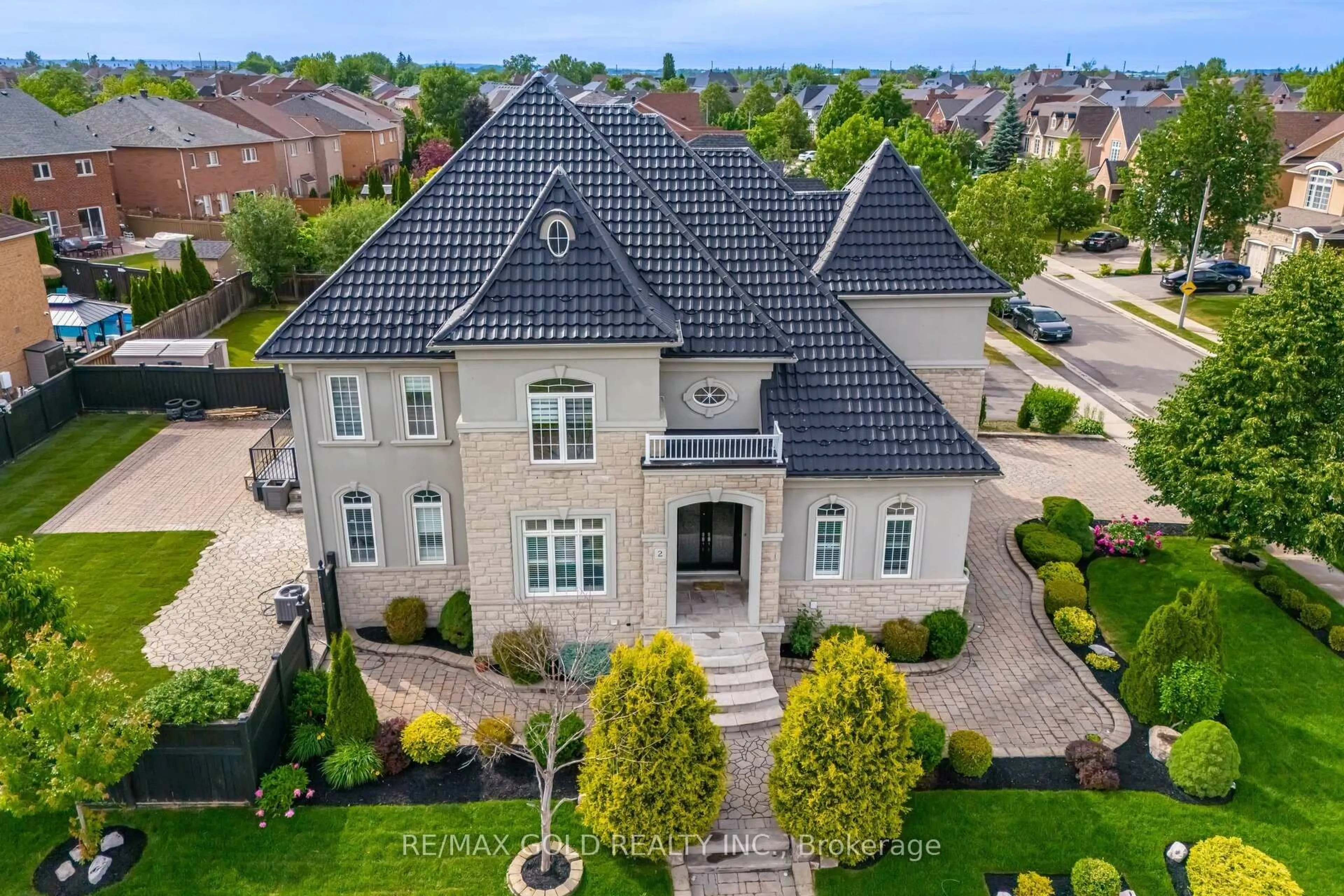 A pic from outside/outdoor area/front of a property/back of a property/a pic from drone, street for 2 Belleville Dr, Brampton Ontario L6P 1V7