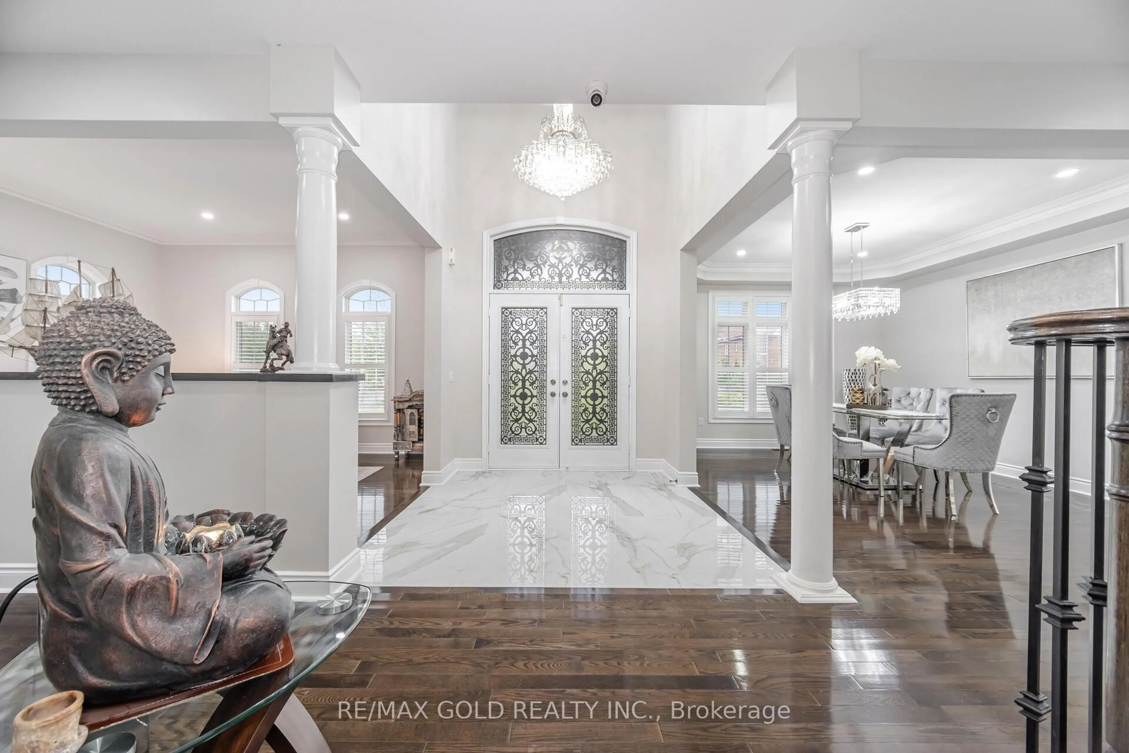 Indoor entryway for 2 Belleville Dr, Brampton Ontario L6P 1V7