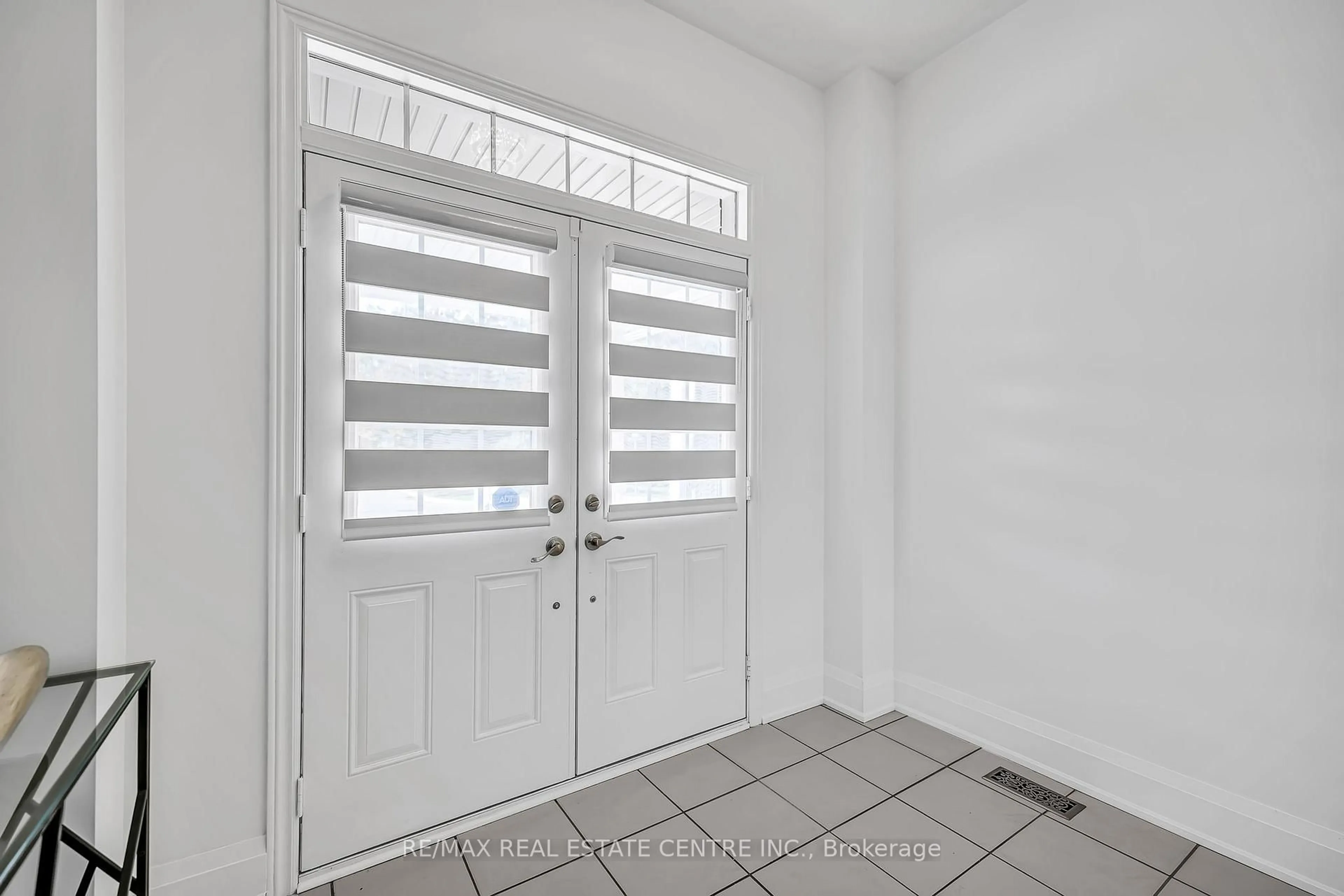 Indoor entryway for 425 Bussel Cres, Milton Ontario L9T 0W7
