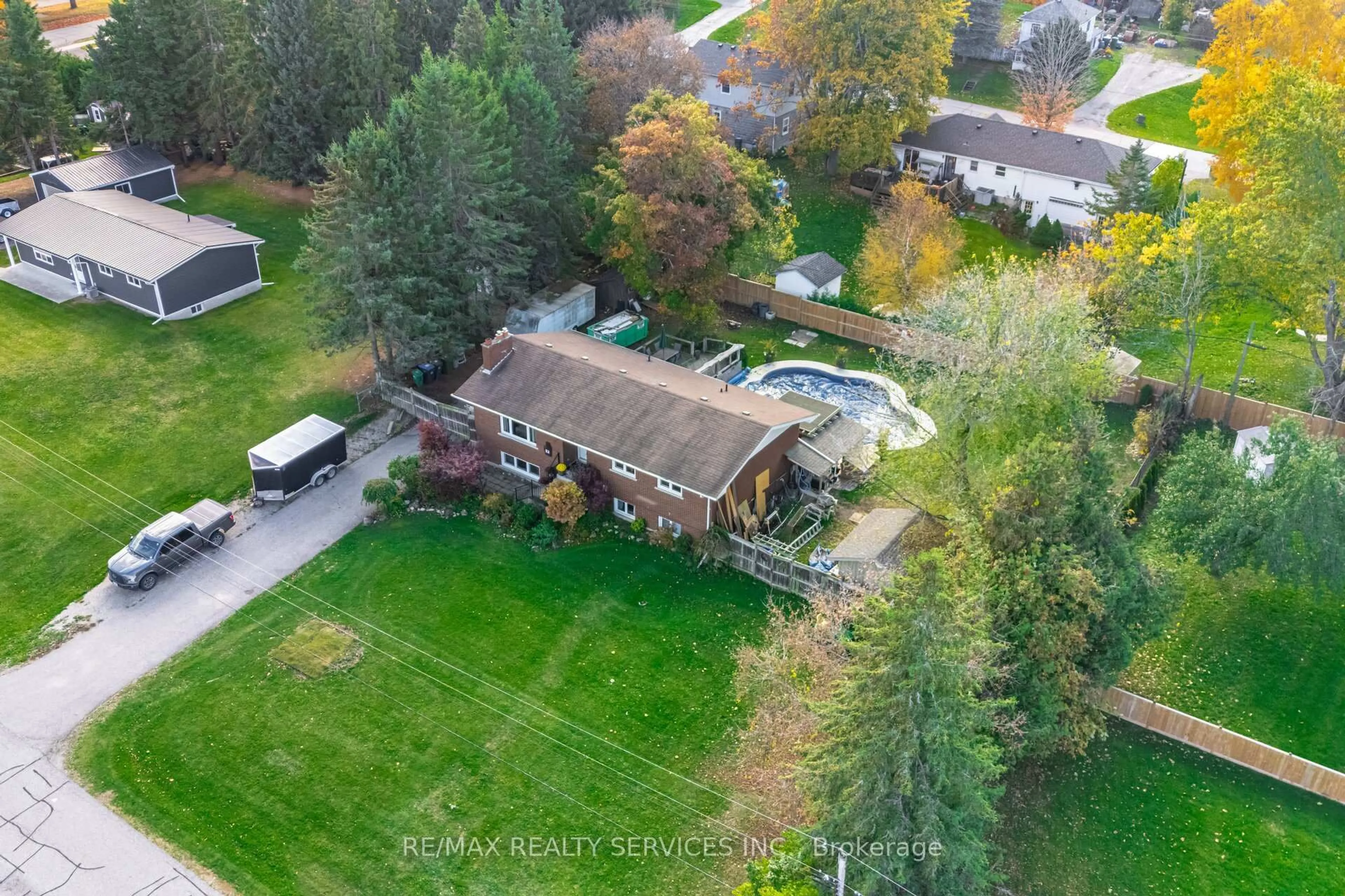 A pic from outside/outdoor area/front of a property/back of a property/a pic from drone, street for 32 Caledon St, Caledon Ontario L7K 0E2