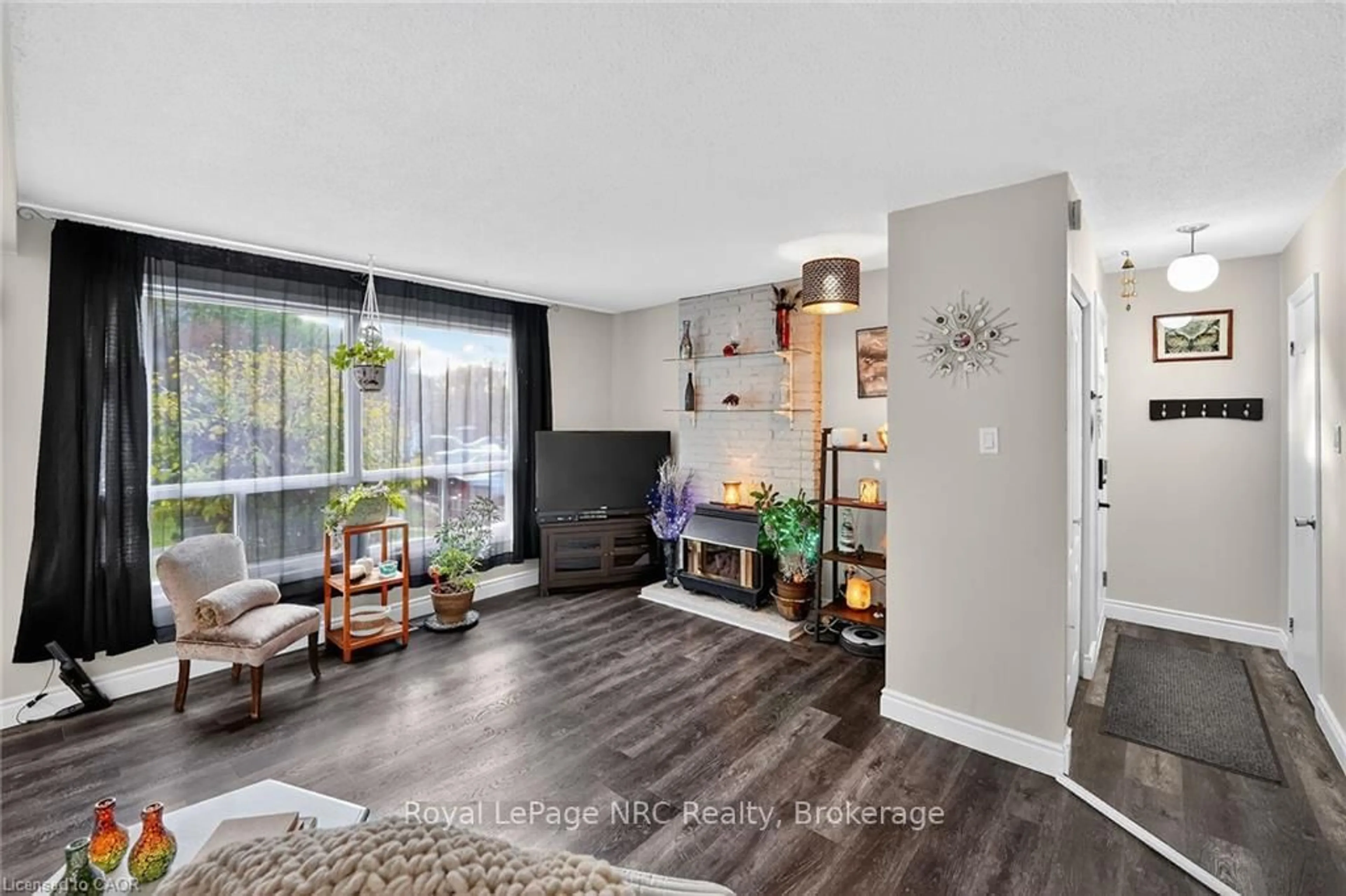 Living room with furniture, unknown for 973 Francis Rd #1, Burlington Ontario L7T 3Z1