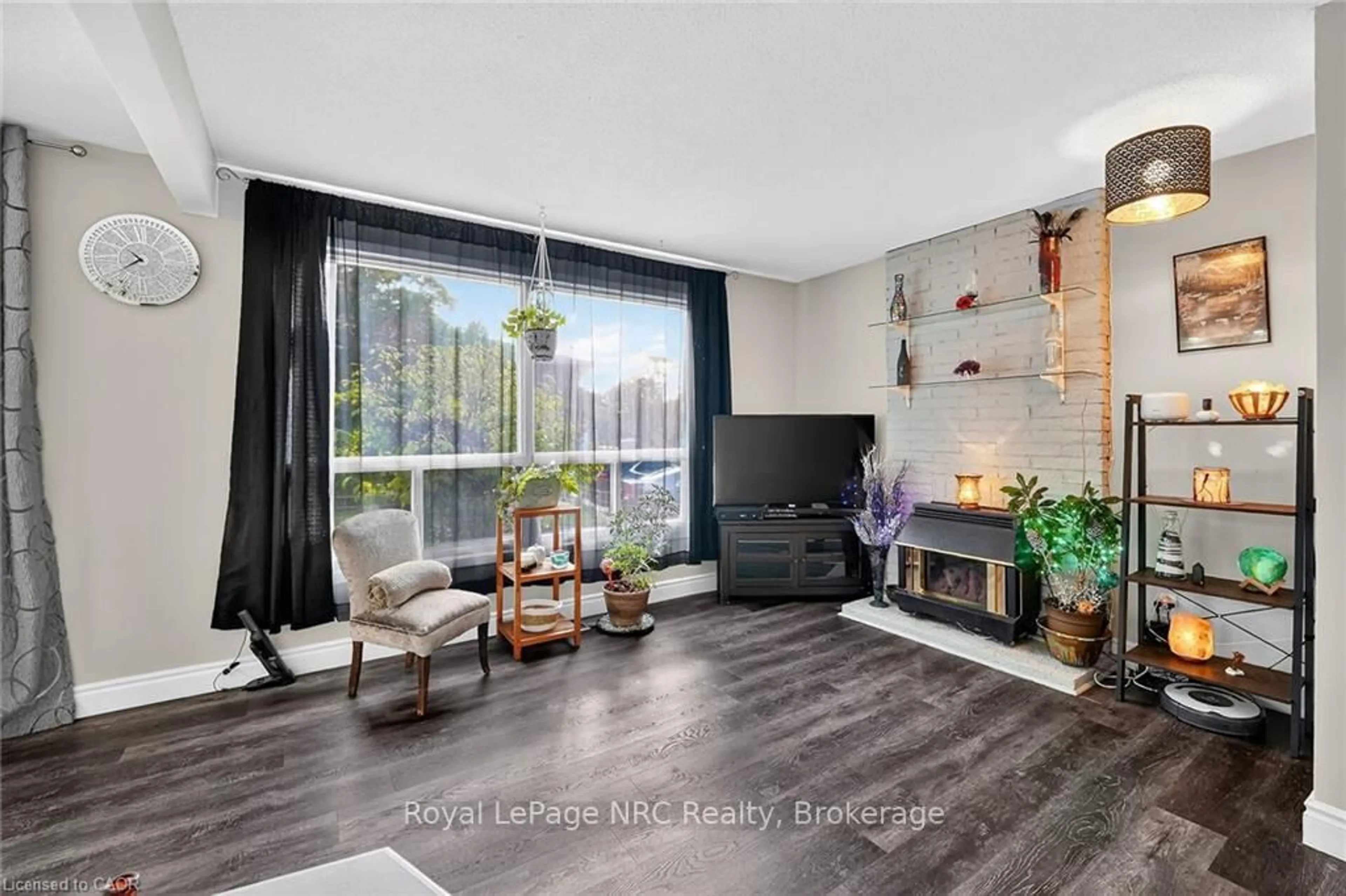 Living room with furniture, unknown for 973 Francis Rd #1, Burlington Ontario L7T 3Z1