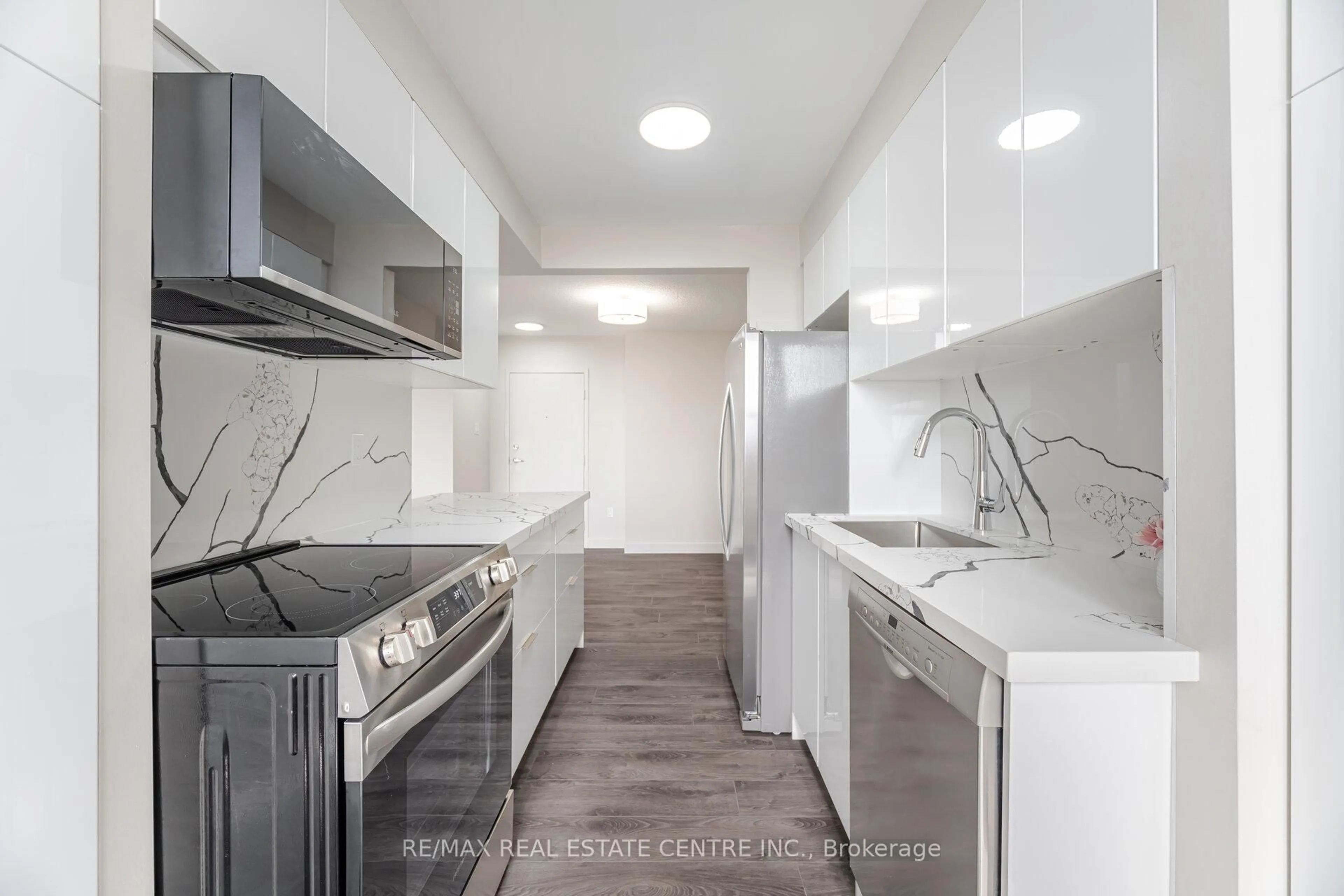 Standard kitchen, unknown for 1615 Bloor St #1111, Mississauga Ontario L4X 1S2