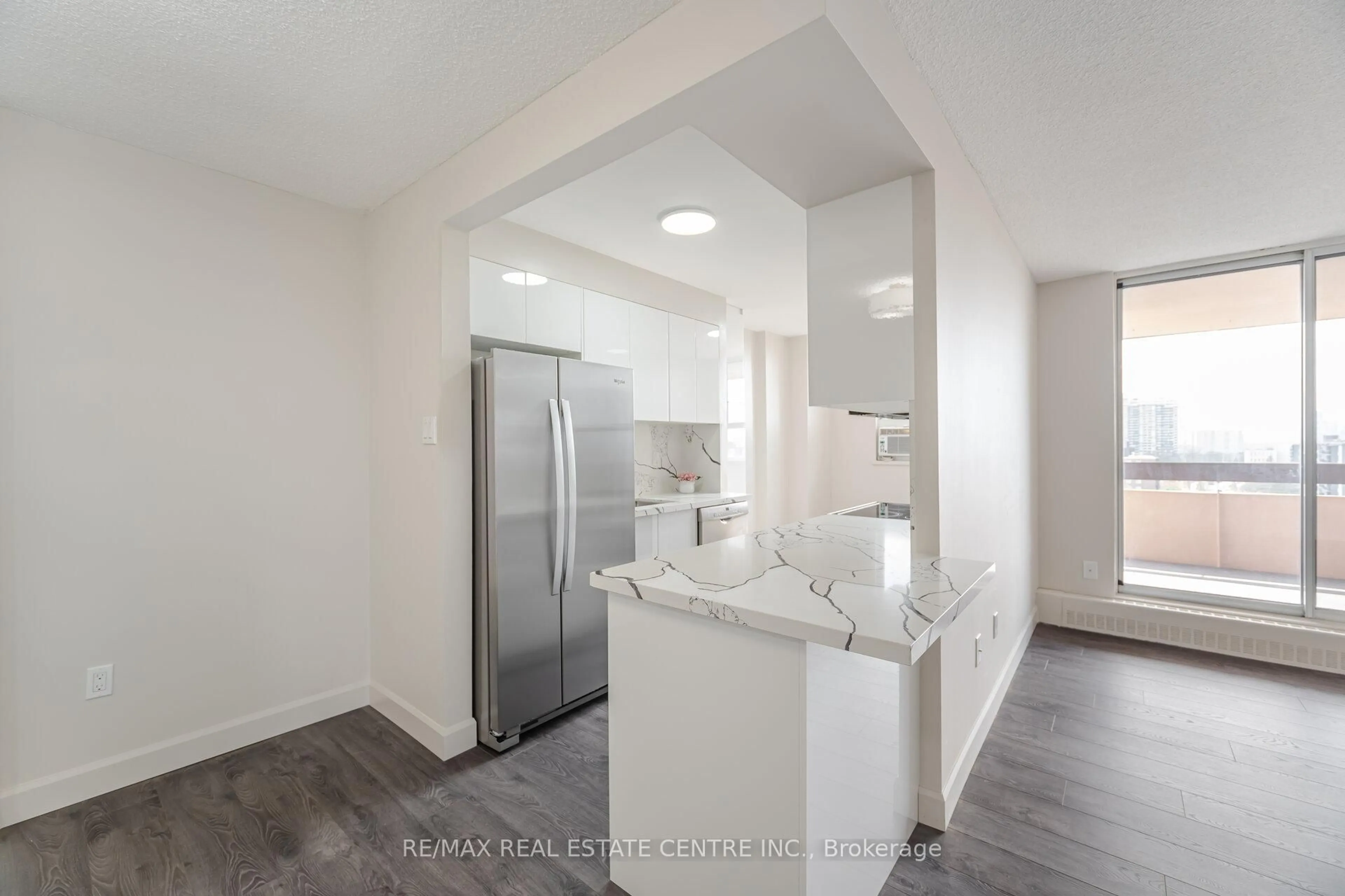 Standard kitchen, ceramic/tile floor for 1615 Bloor St #1111, Mississauga Ontario L4X 1S2