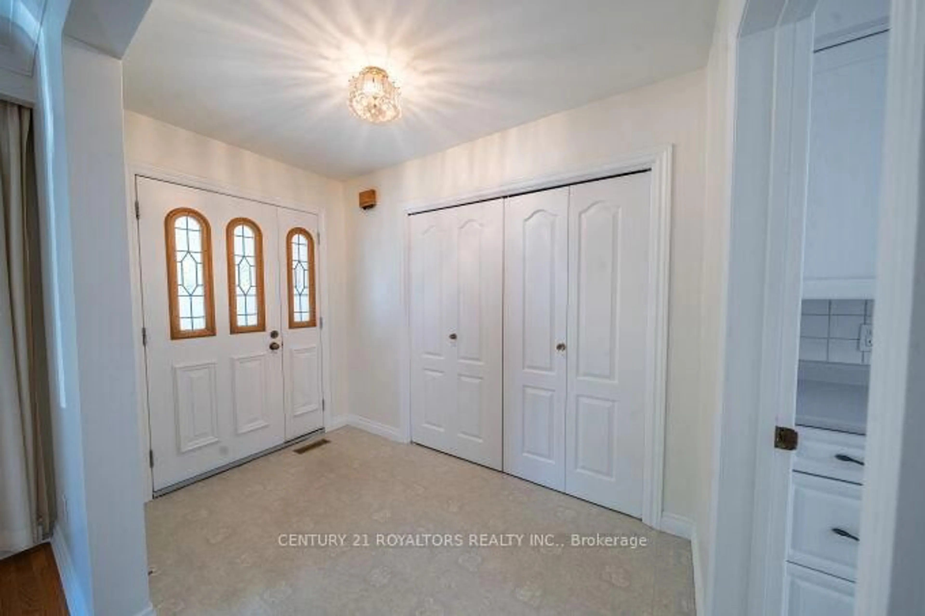 Indoor entryway for 443 Atwater Ave, Mississauga Ontario L5G 2A4